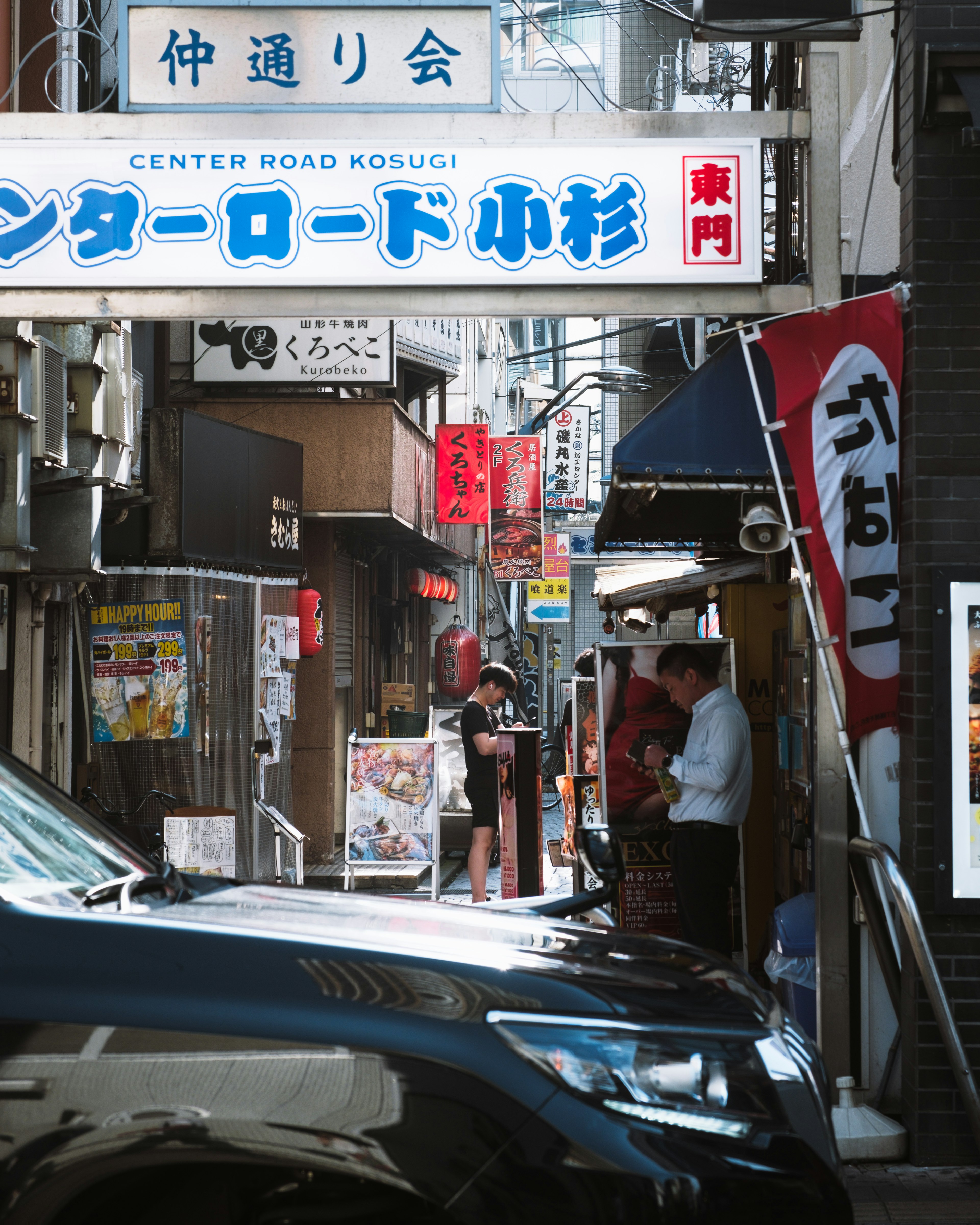 繁忙街道场景，带有标志和行人