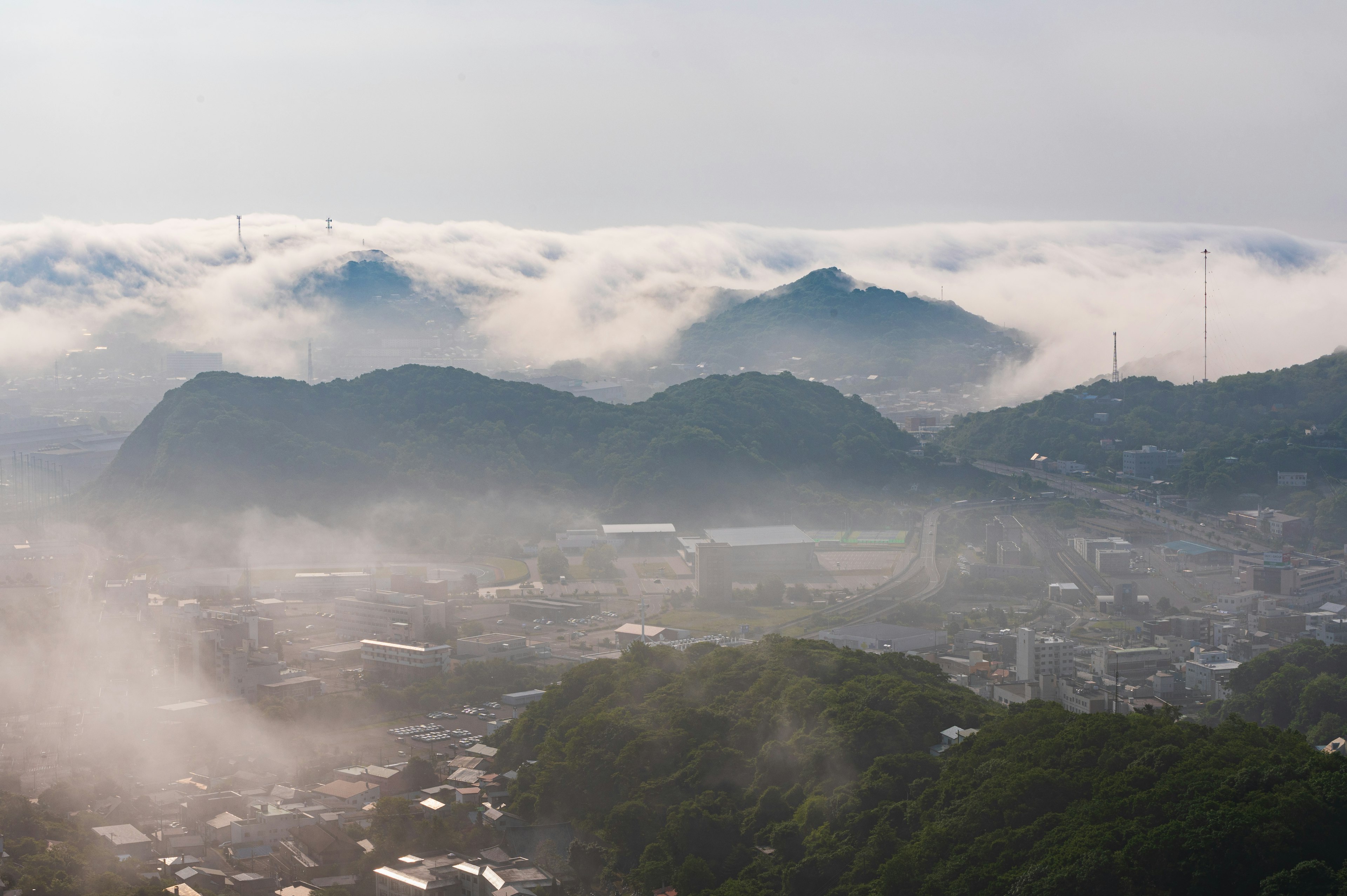 霧に包まれた山々の景色と低い雲