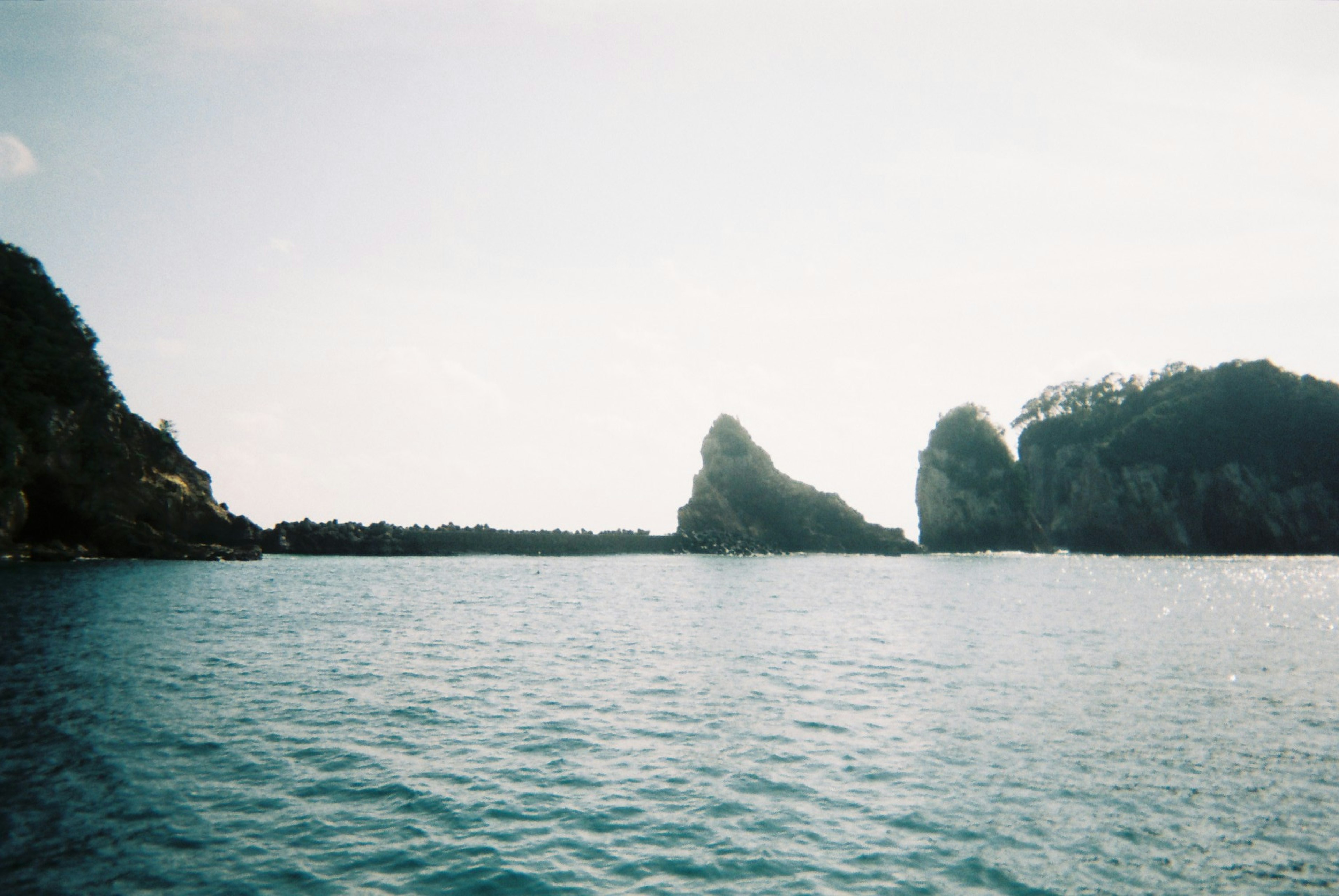 寧靜的海景與岩石形成