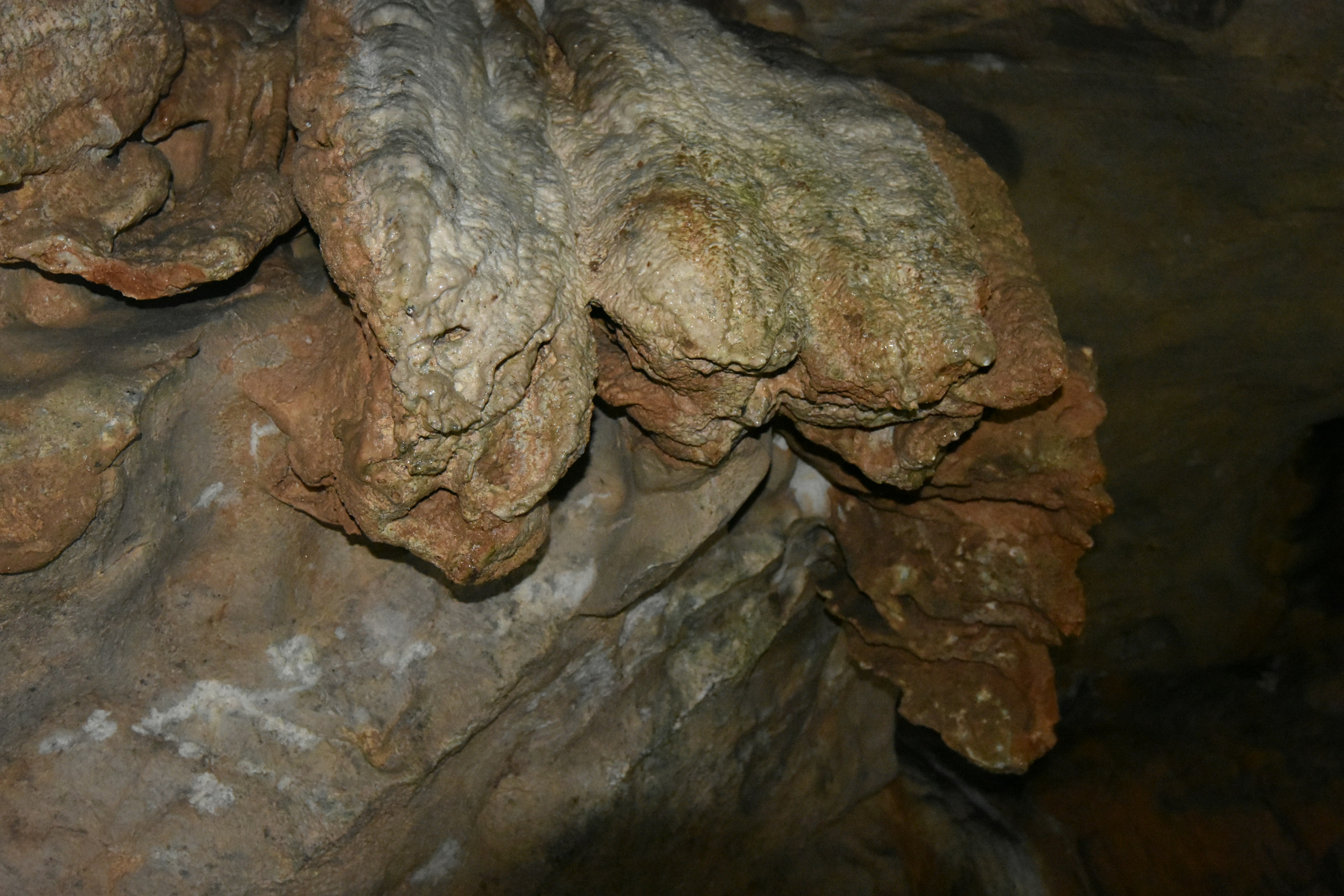 Formación rocosa de cueva mostrando texturas y colores únicos