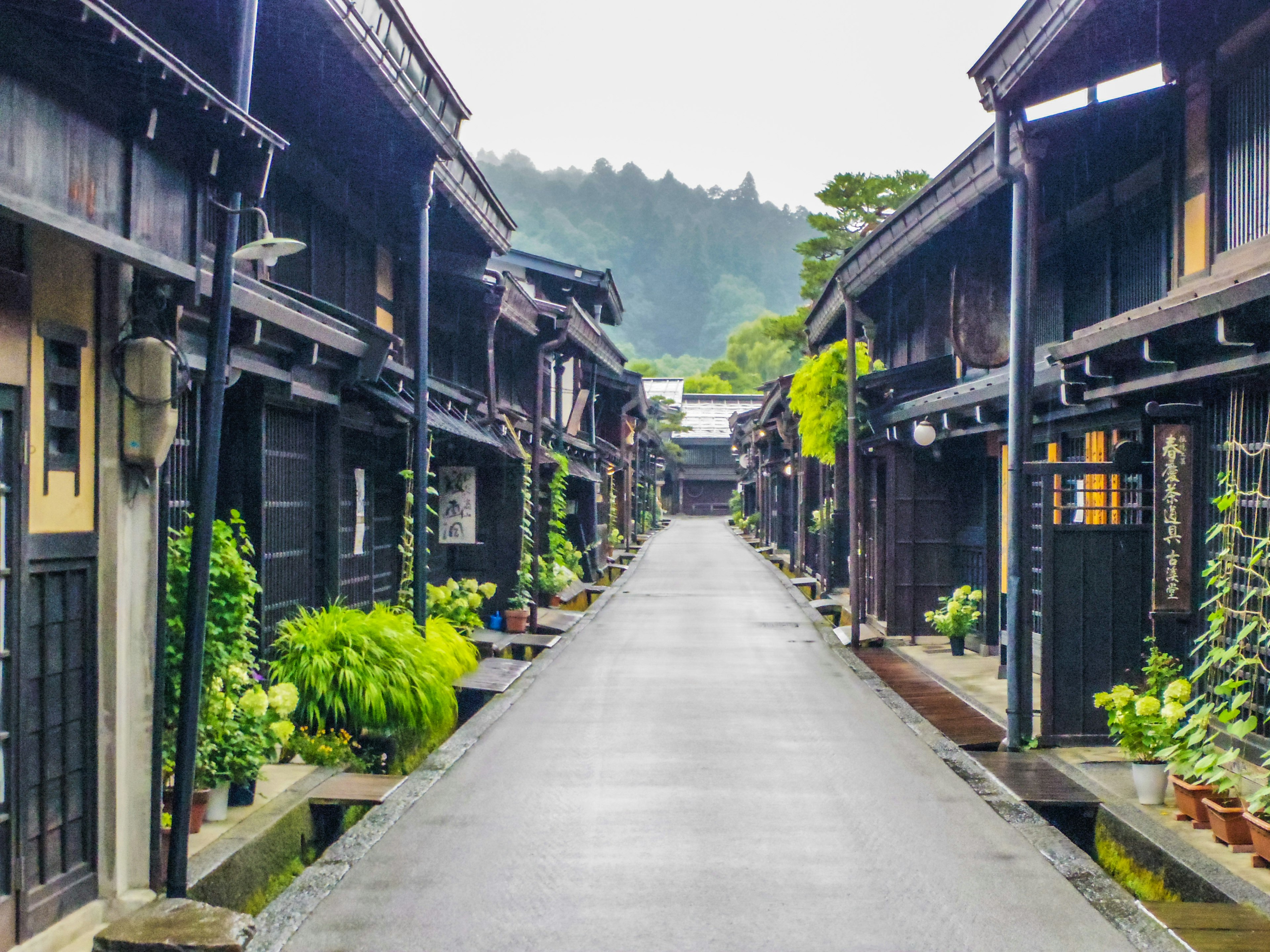 Ruhige Straße gesäumt von traditionellen japanischen Gebäuden