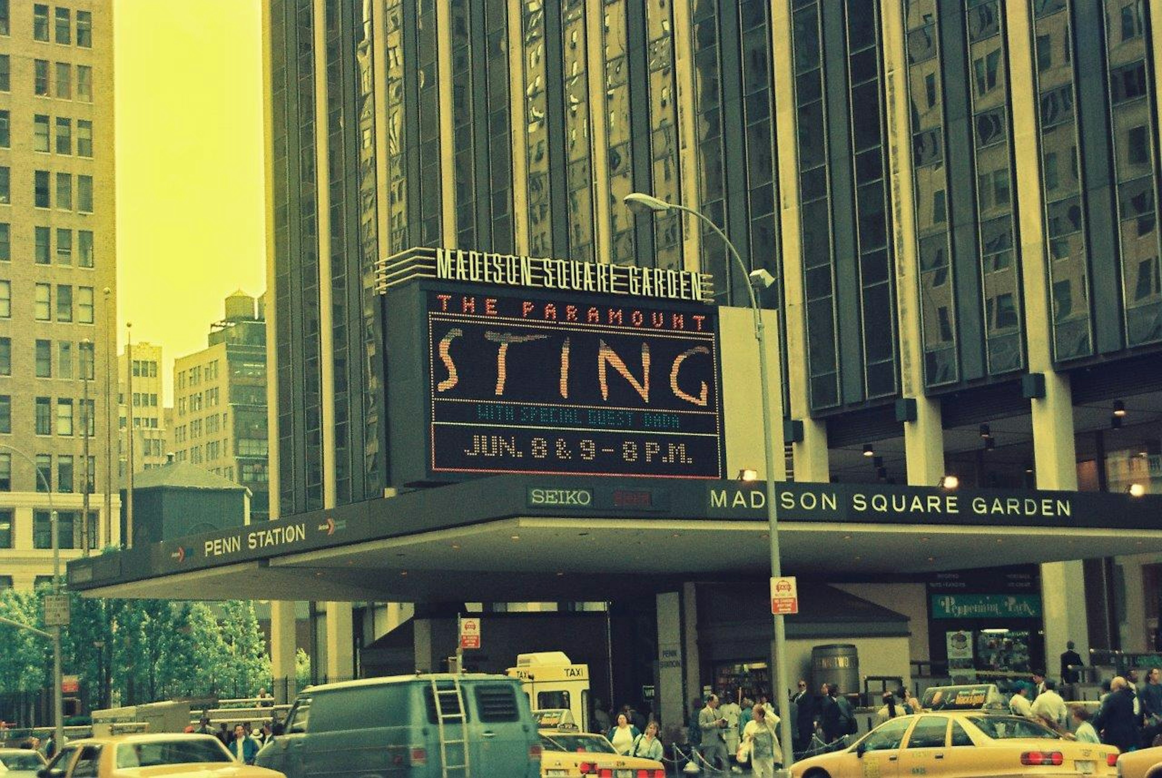 ภาพของป้ายสำหรับ Sting ที่ Madison Square Garden พร้อมวันที่แสดง