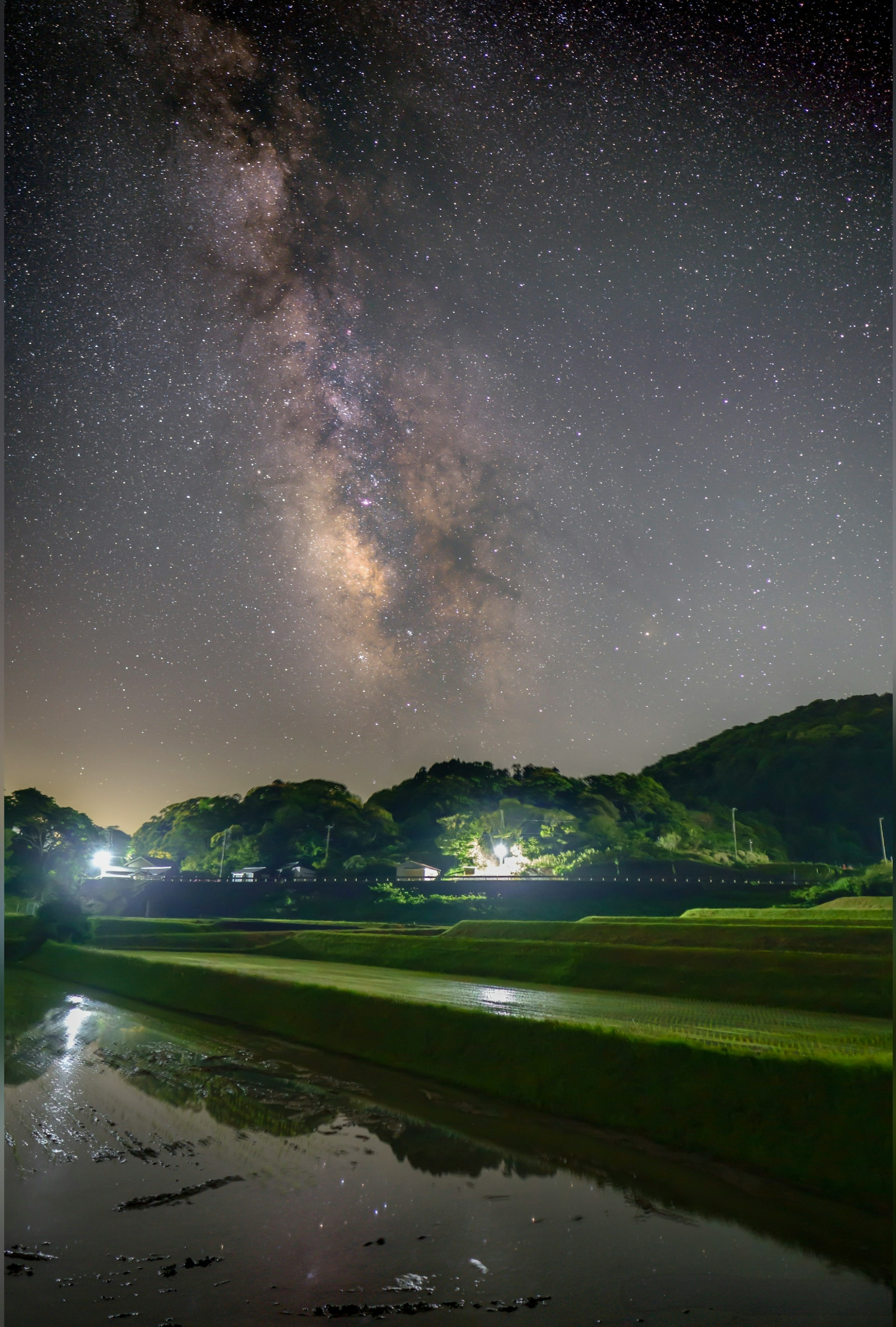 Schöner Blick auf die Milchstraße über einem grünen Golfplatz bei Nacht