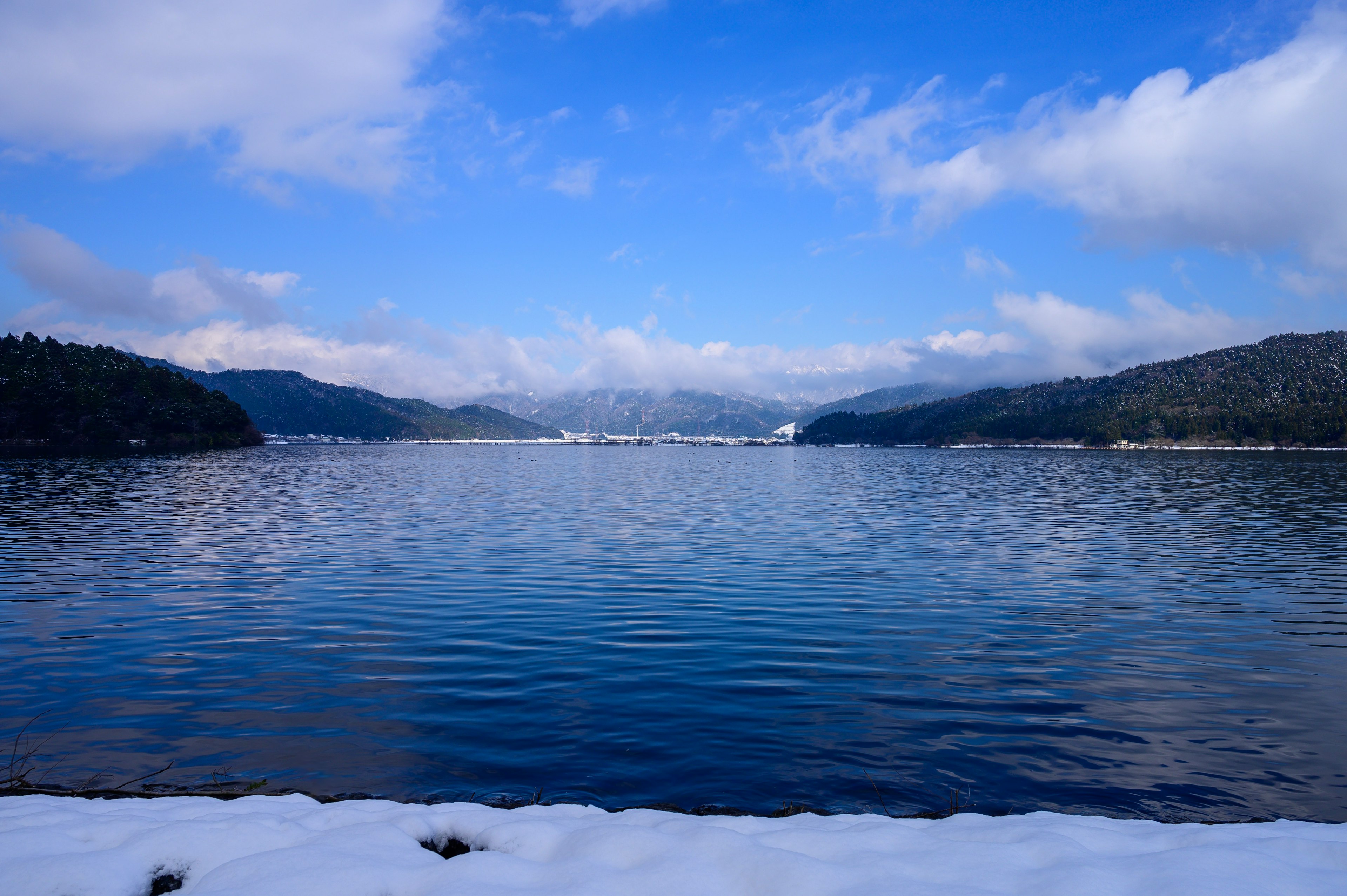 Paysage magnifique d'un lac avec de la neige et des montagnes