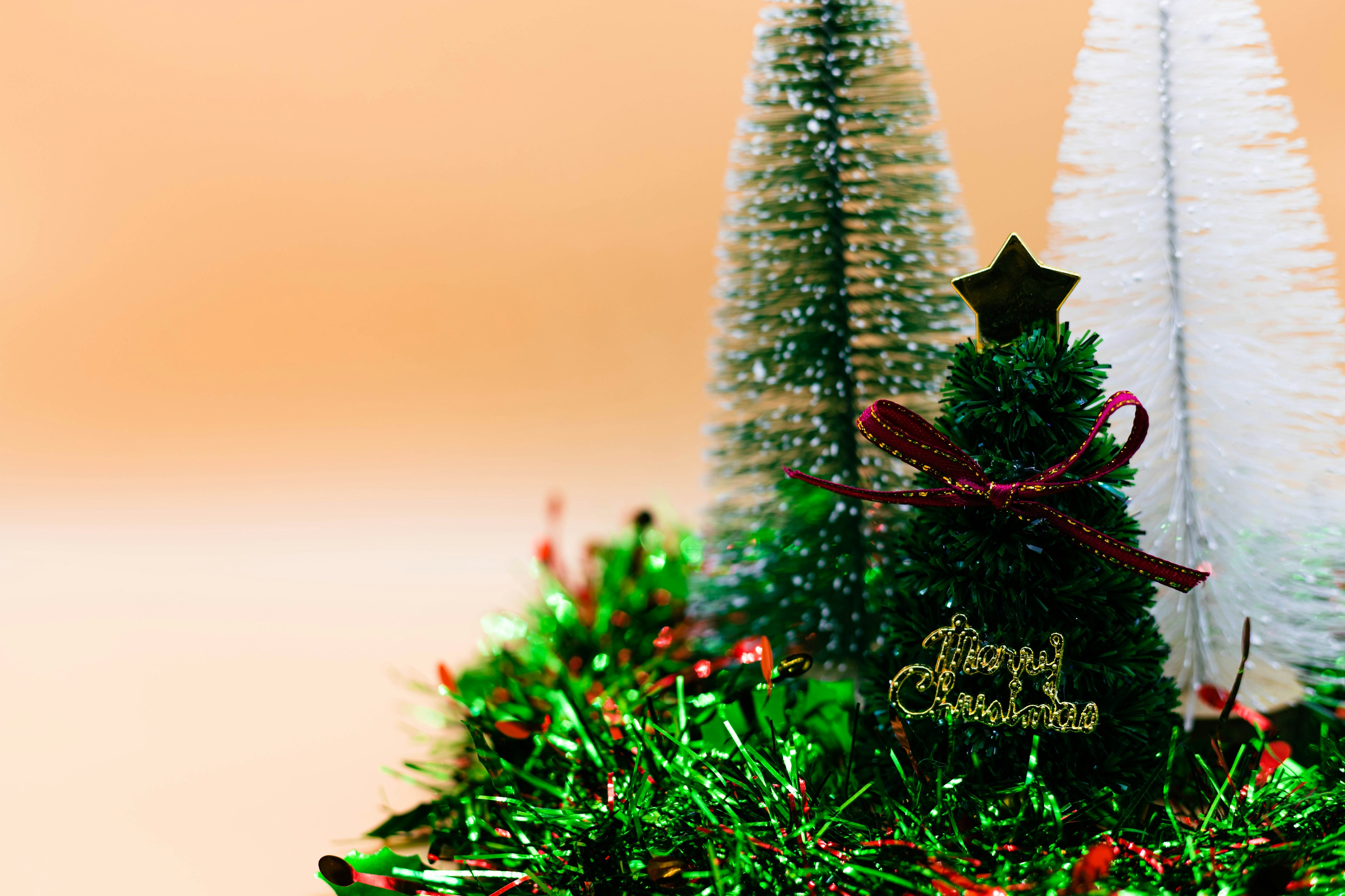 Petite décoration de Noël avec des arbres verts et un message doré