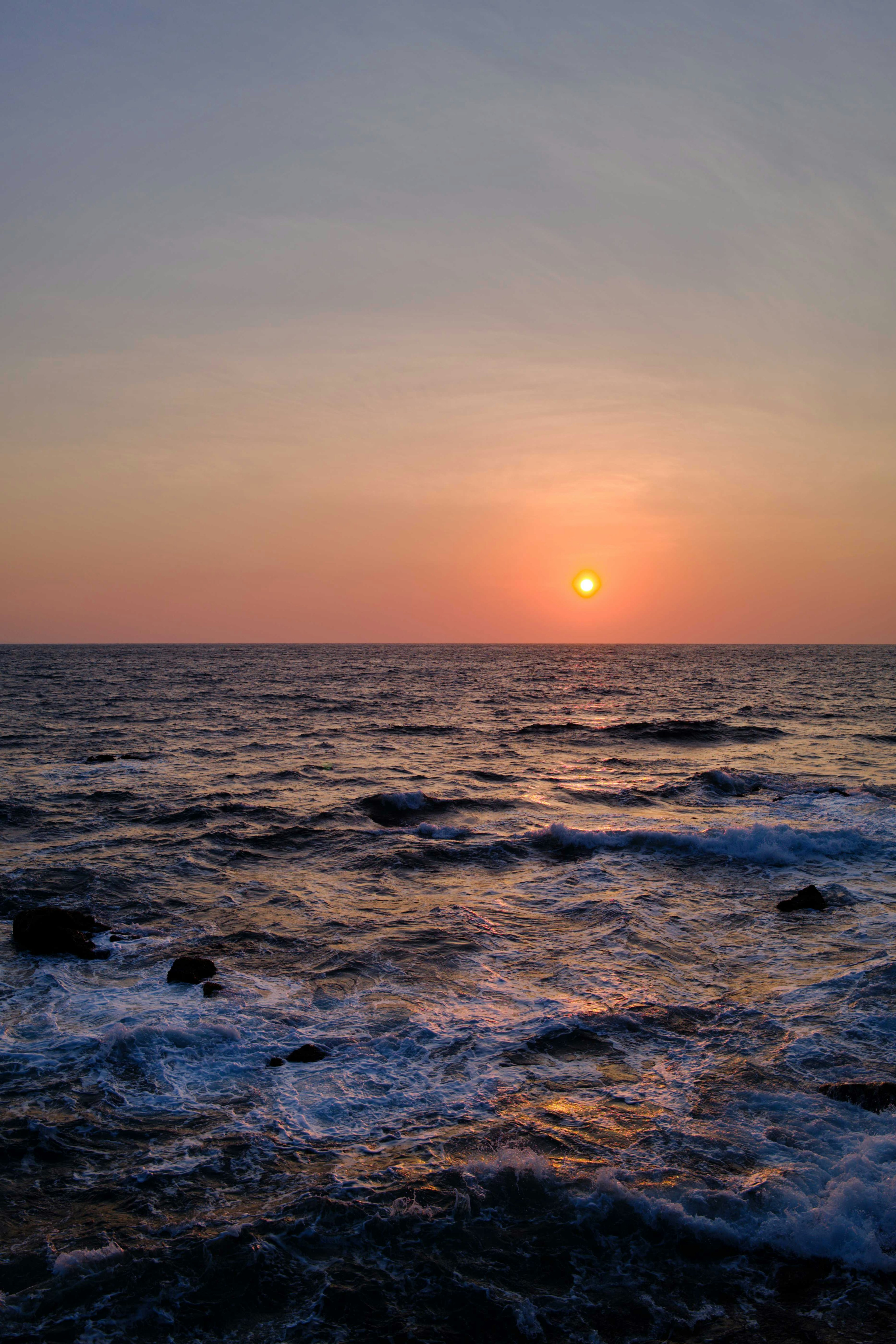 Coucher de soleil magnifique sur l'océan avec des vagues