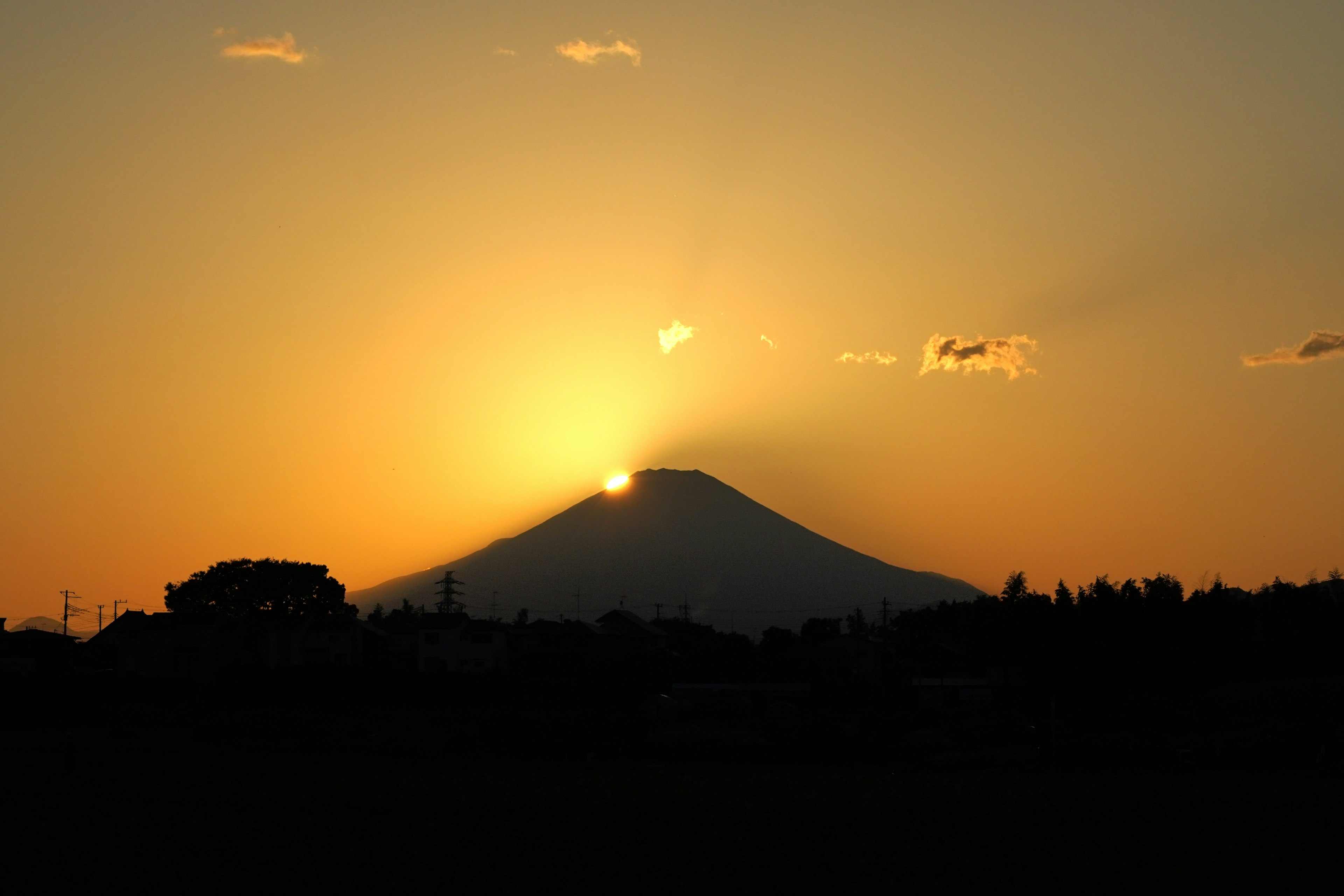 Siluet Gunung Fuji melawan matahari terbenam yang indah