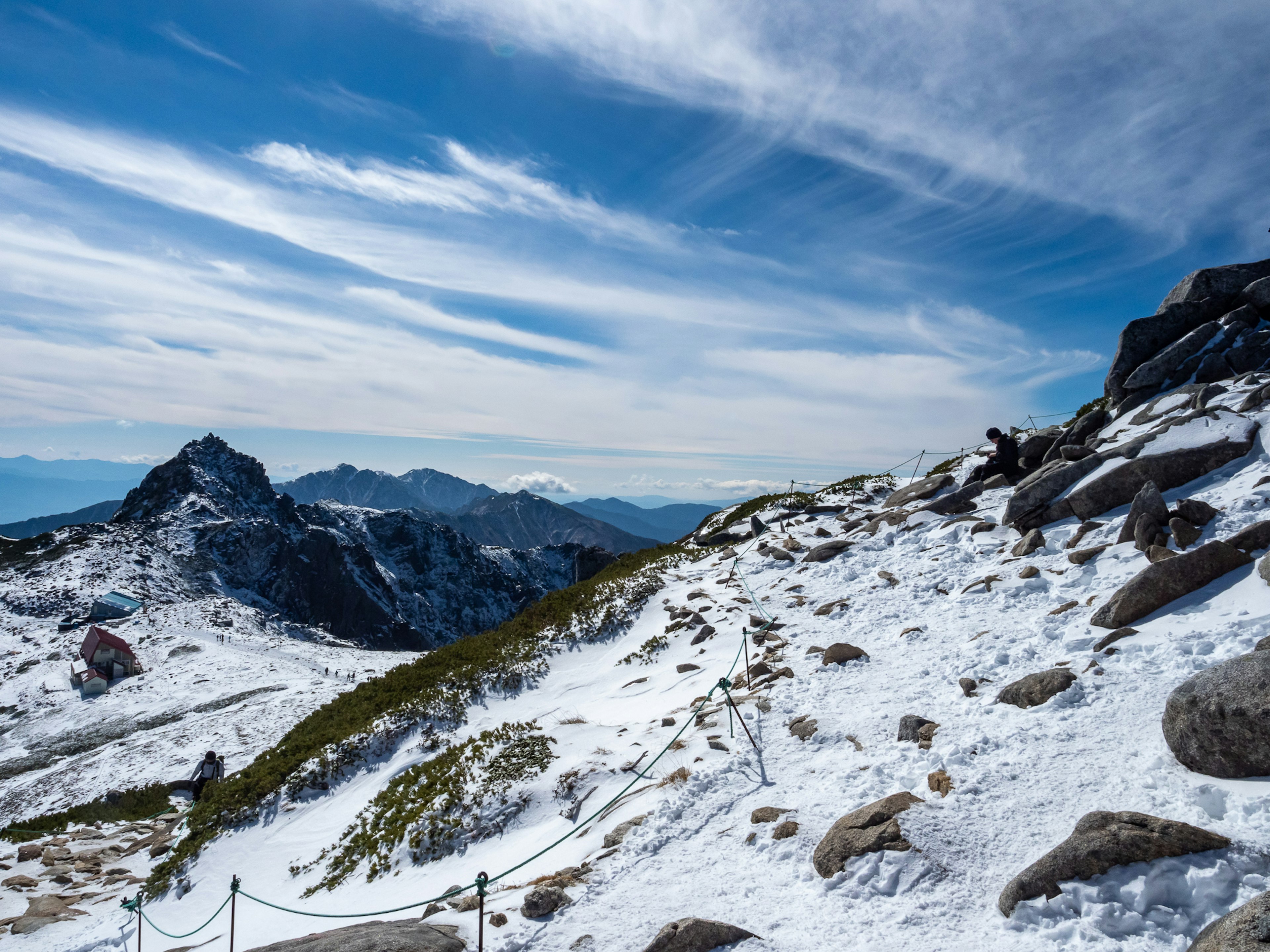 Paisaje montañoso cubierto de nieve bajo un hermoso cielo azul