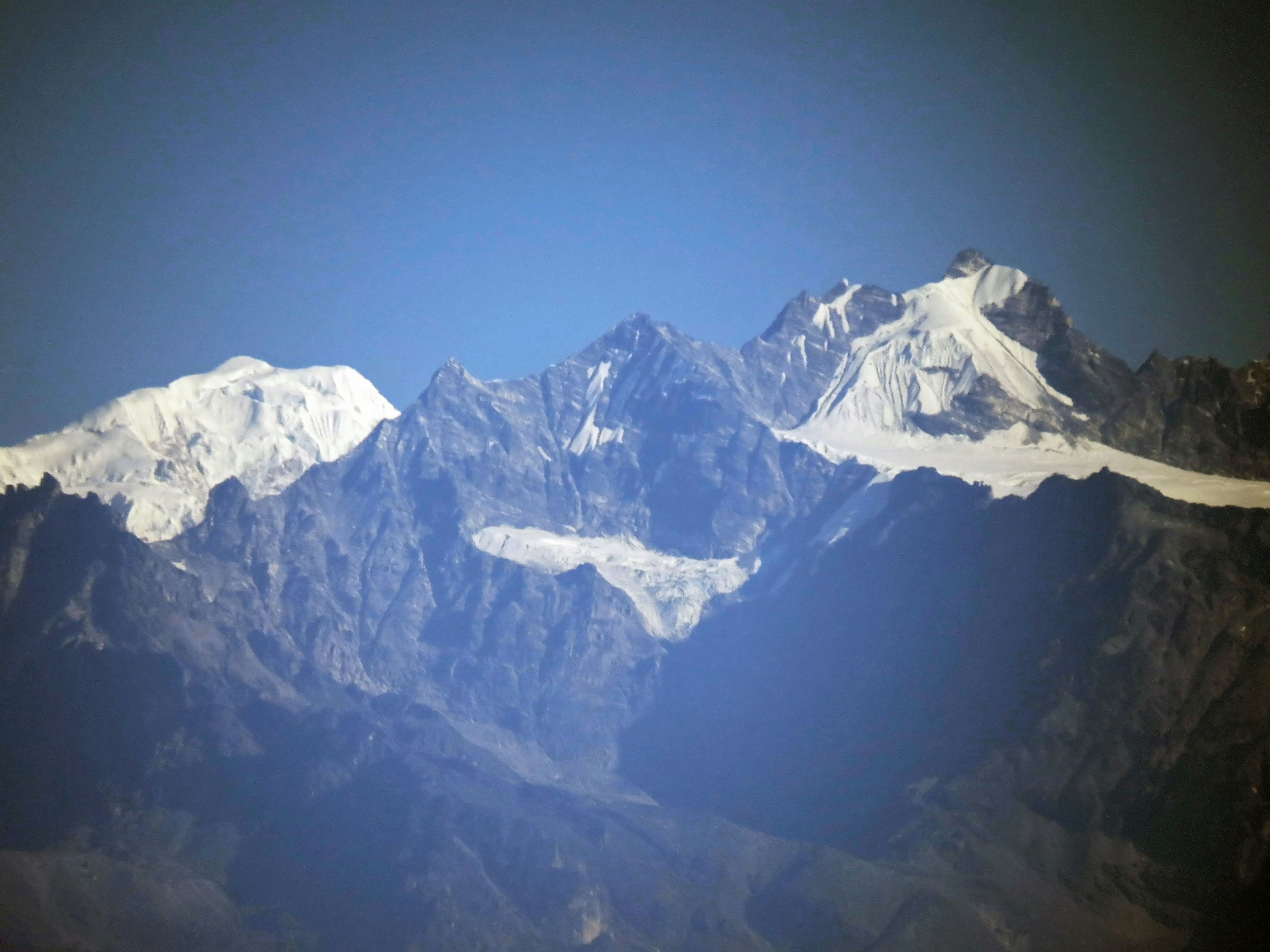 Montañas nevadas que se elevan contra un cielo azul claro