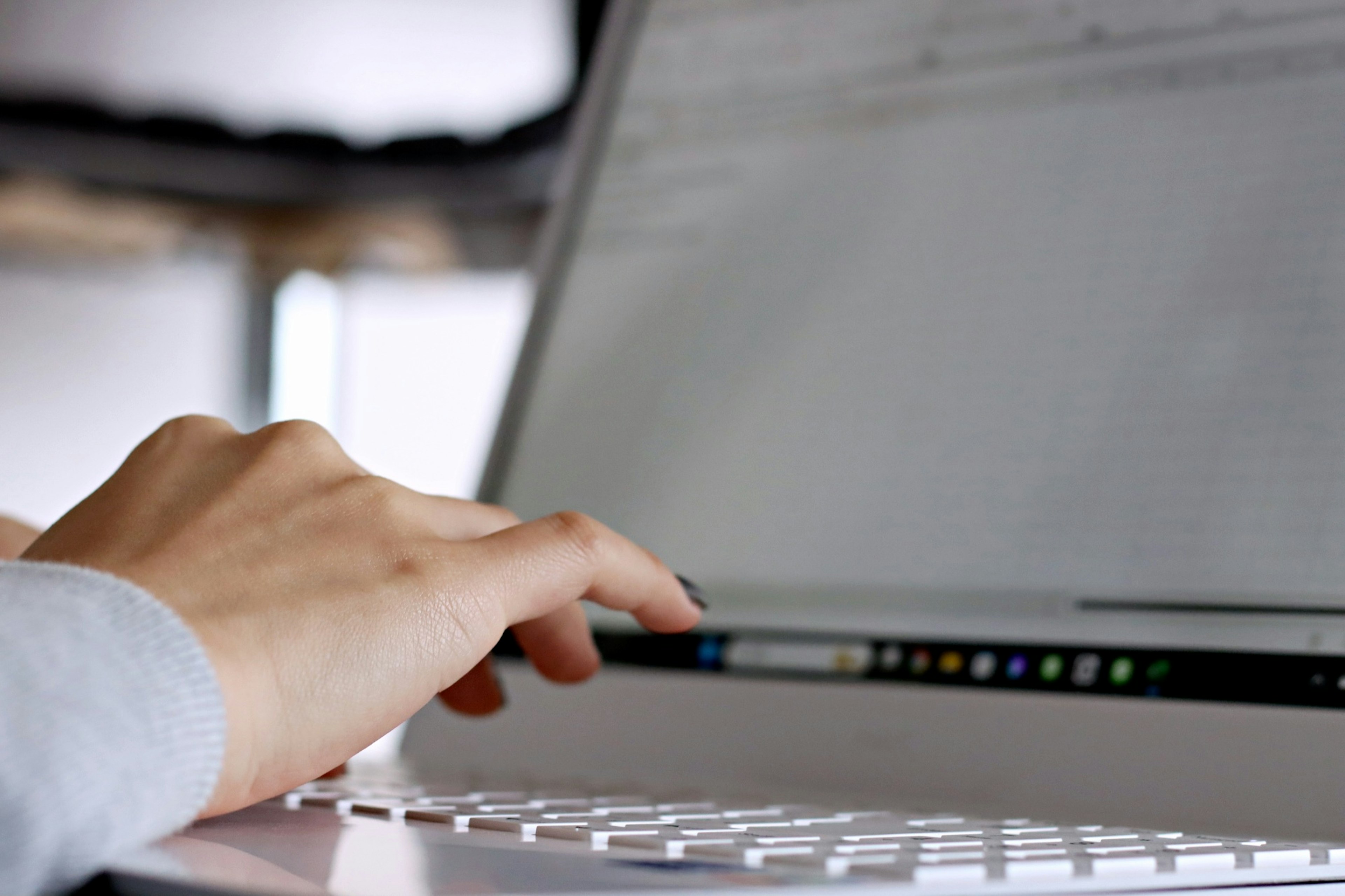 Primo piano di una mano che lavora su un laptop