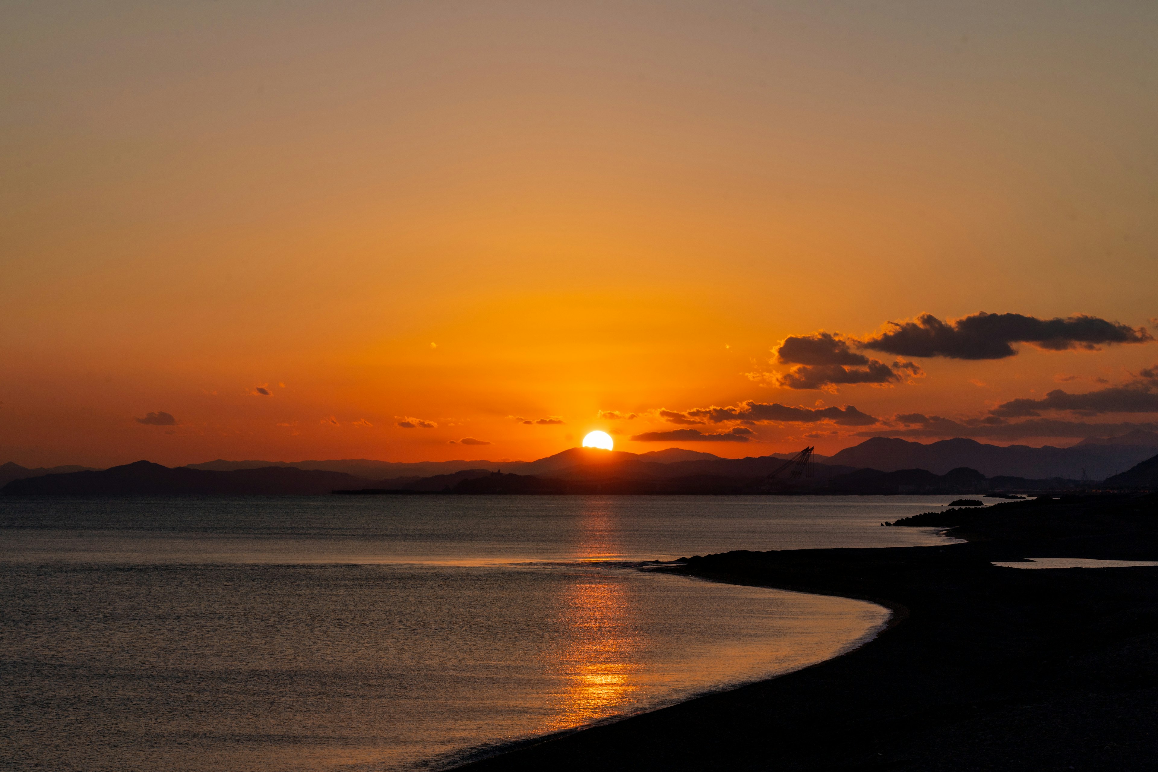 夕日が海に沈む美しい風景