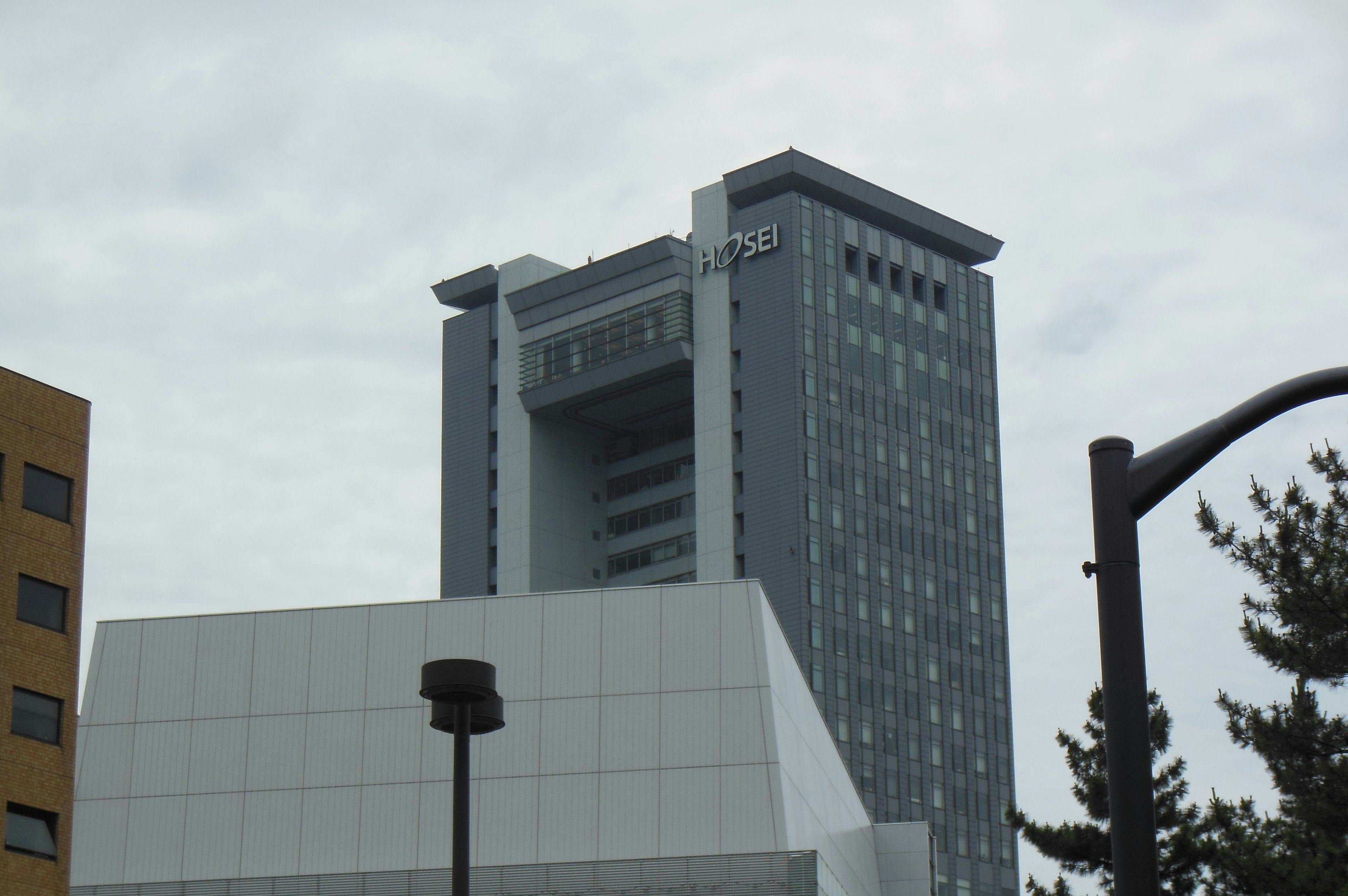 Hochhaus mit modernem Design und umliegenden Strukturen