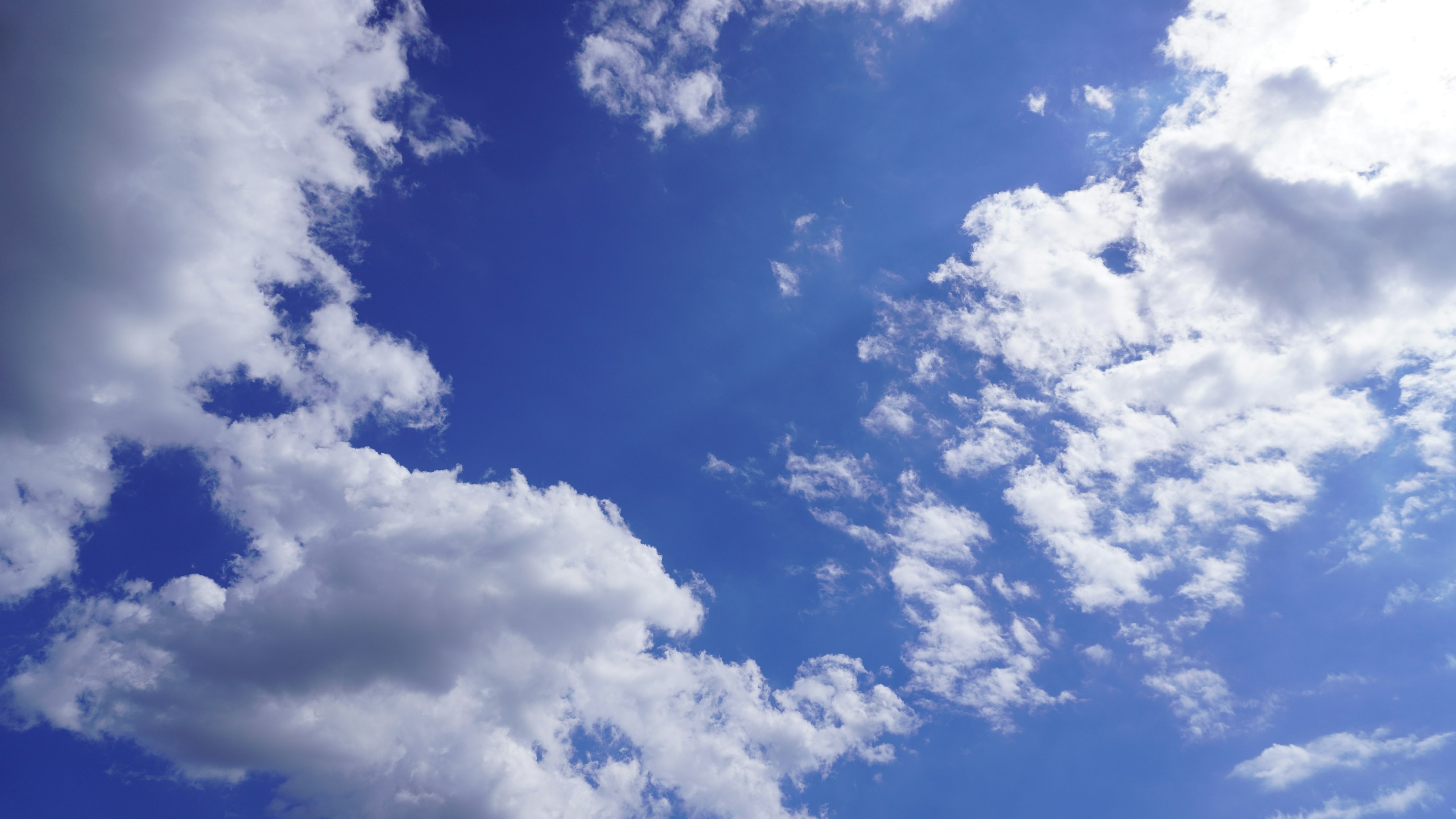 Pemandangan awan putih melayang di langit biru