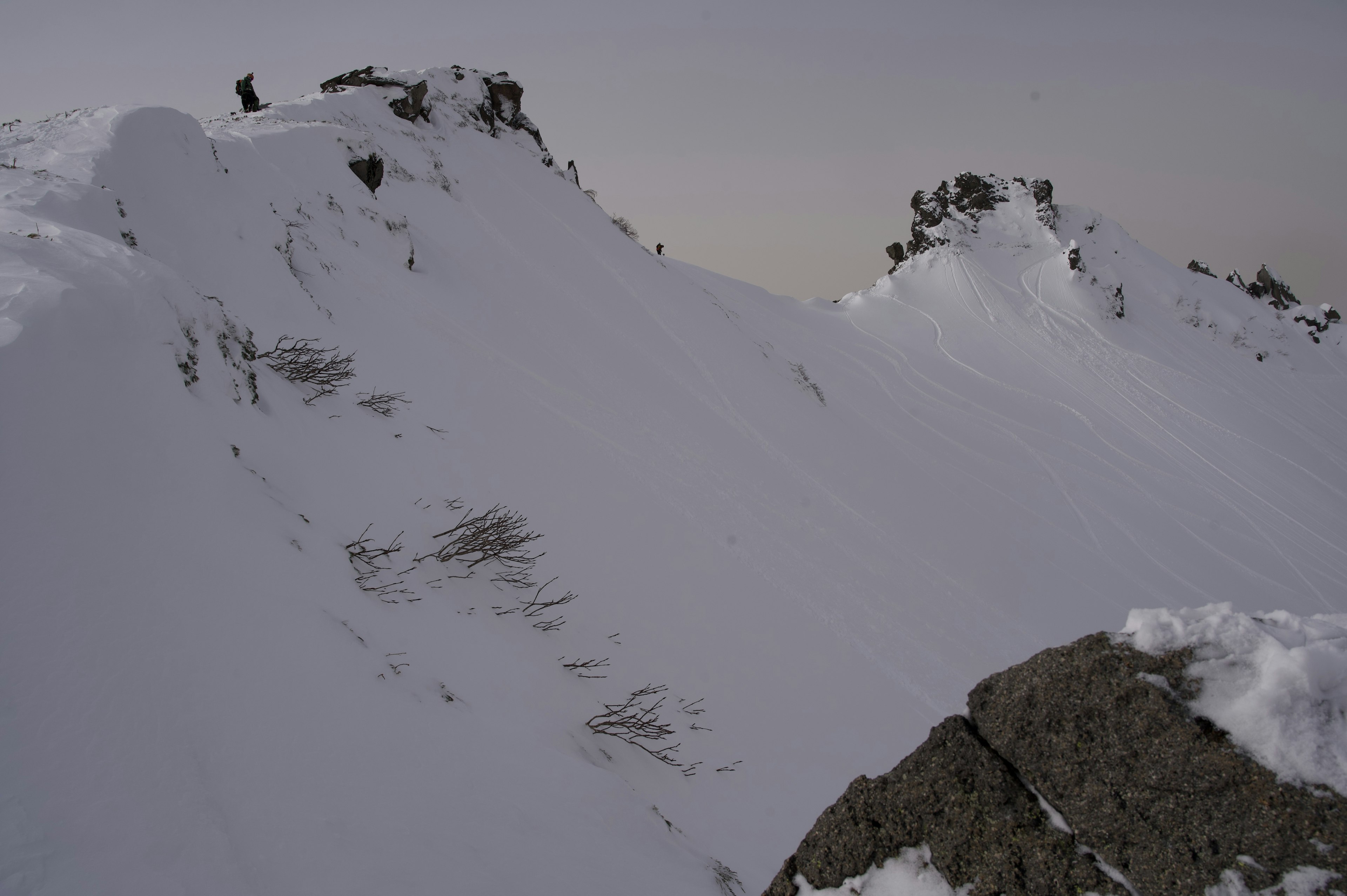 Paisaje montañoso cubierto de nieve con formaciones rocosas