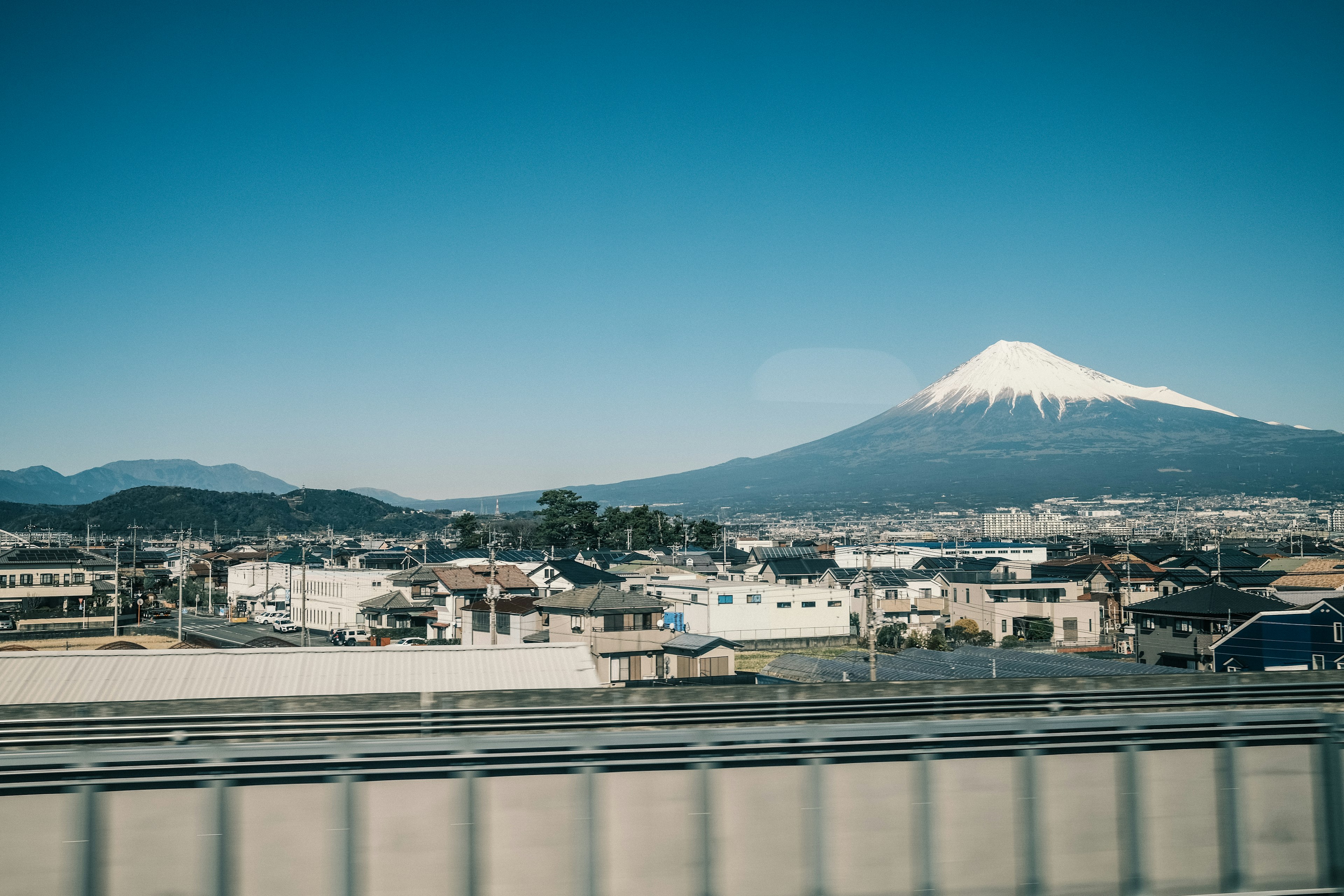 日本城市風景，背景是富士山