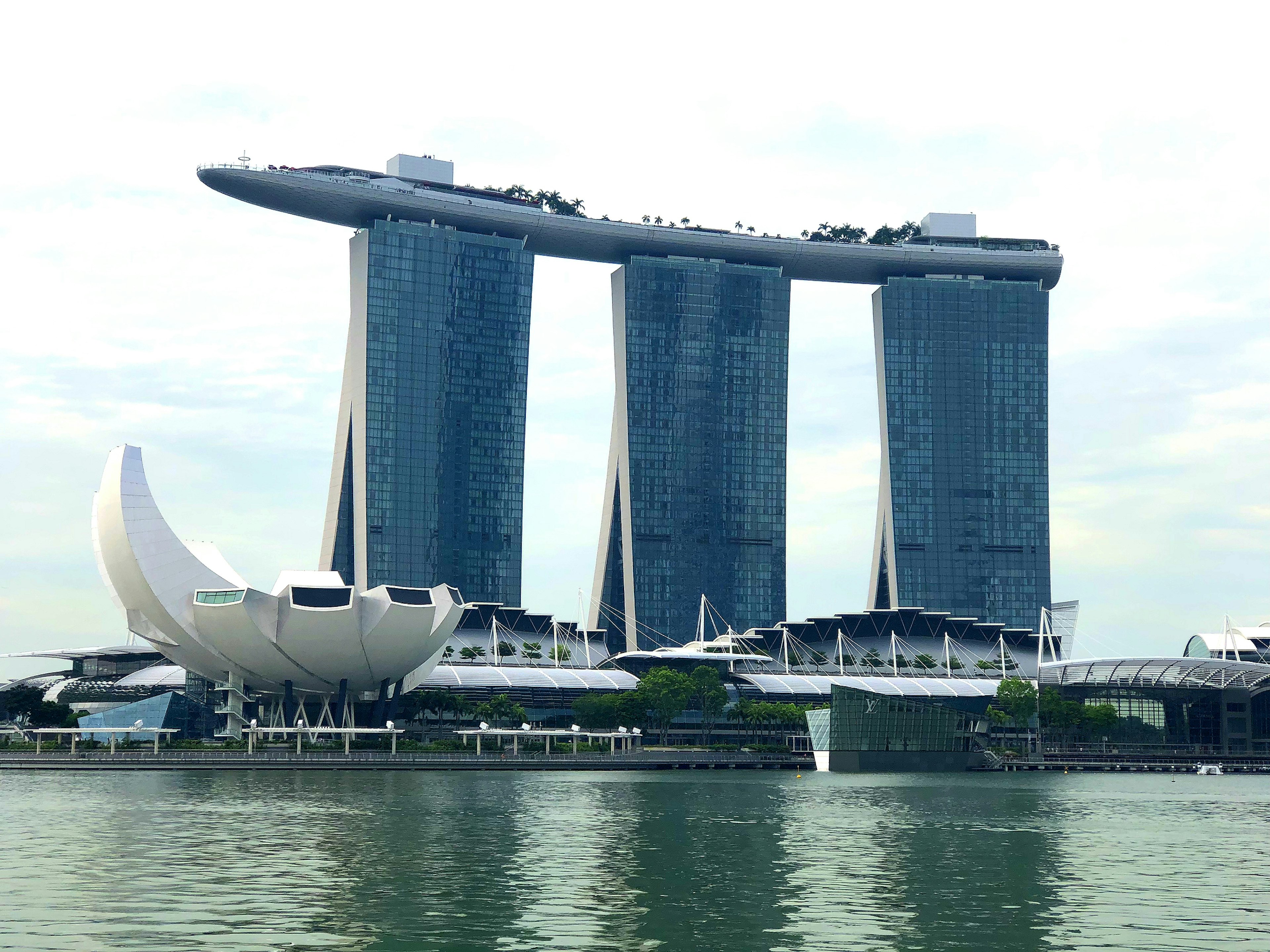 滨海湾金沙标志性建筑与前景的艺术科学博物馆