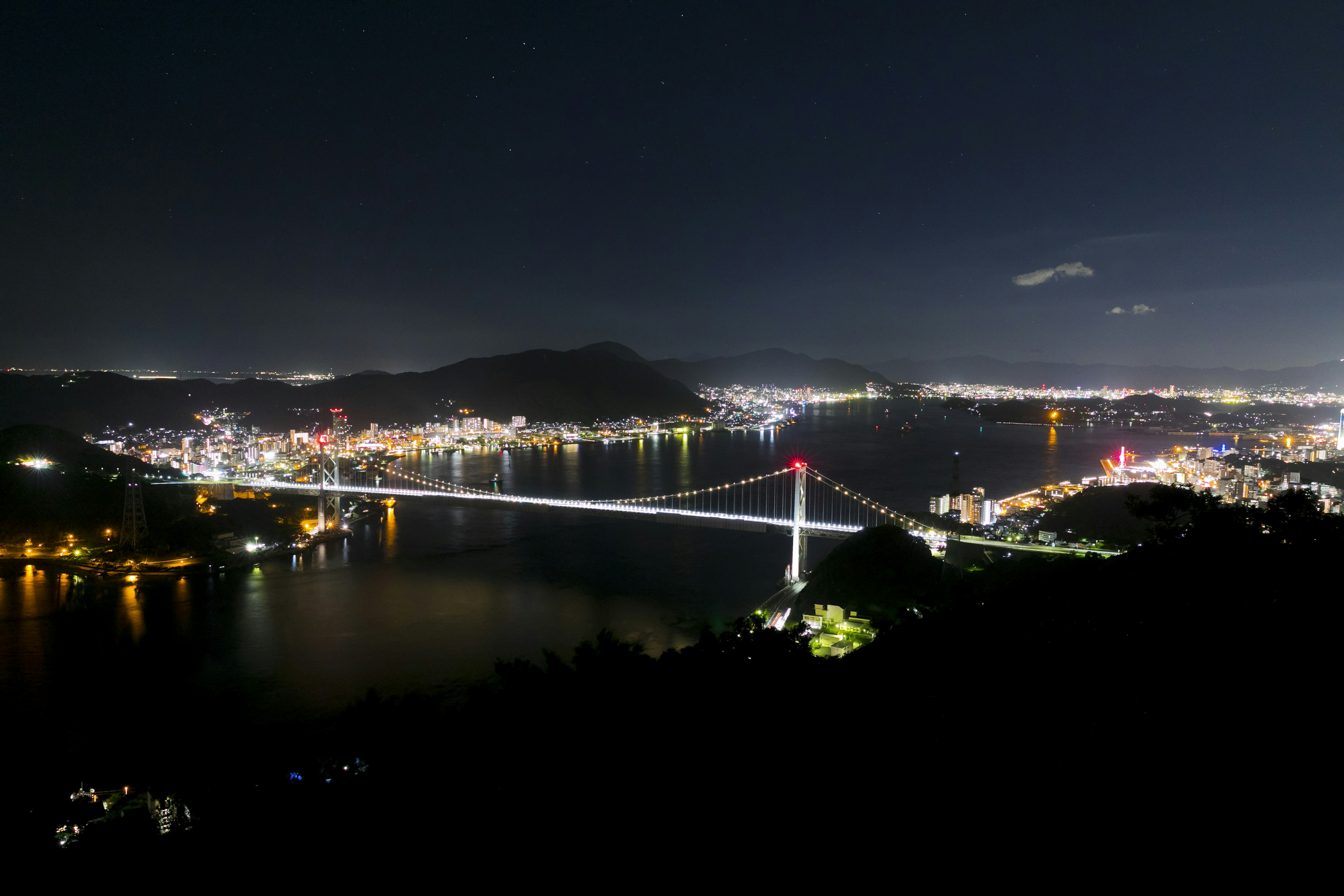 Pemandangan malam yang indah dari jembatan dan lanskap kota