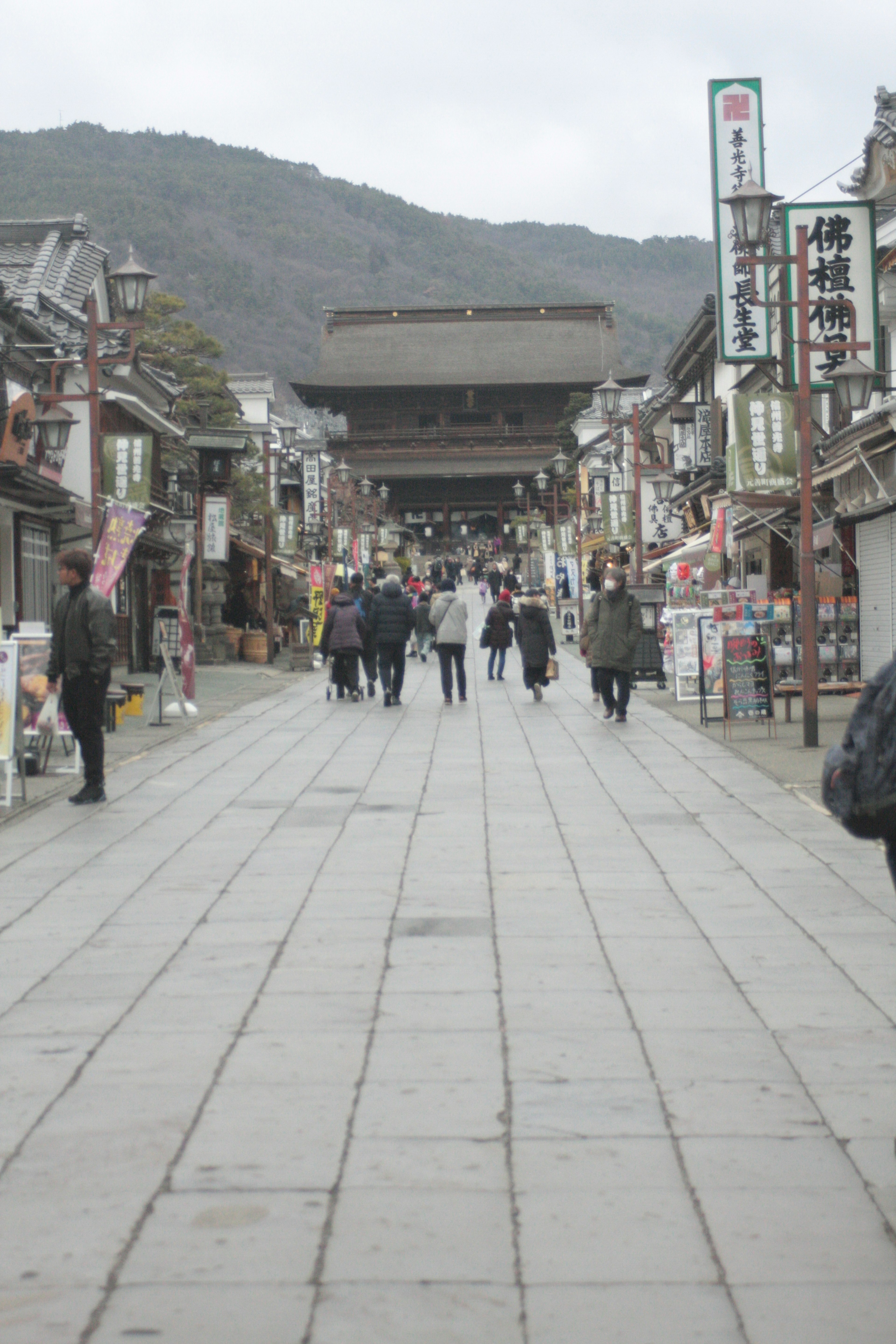 Calle pintoresca con personas caminando y edificios tradicionales