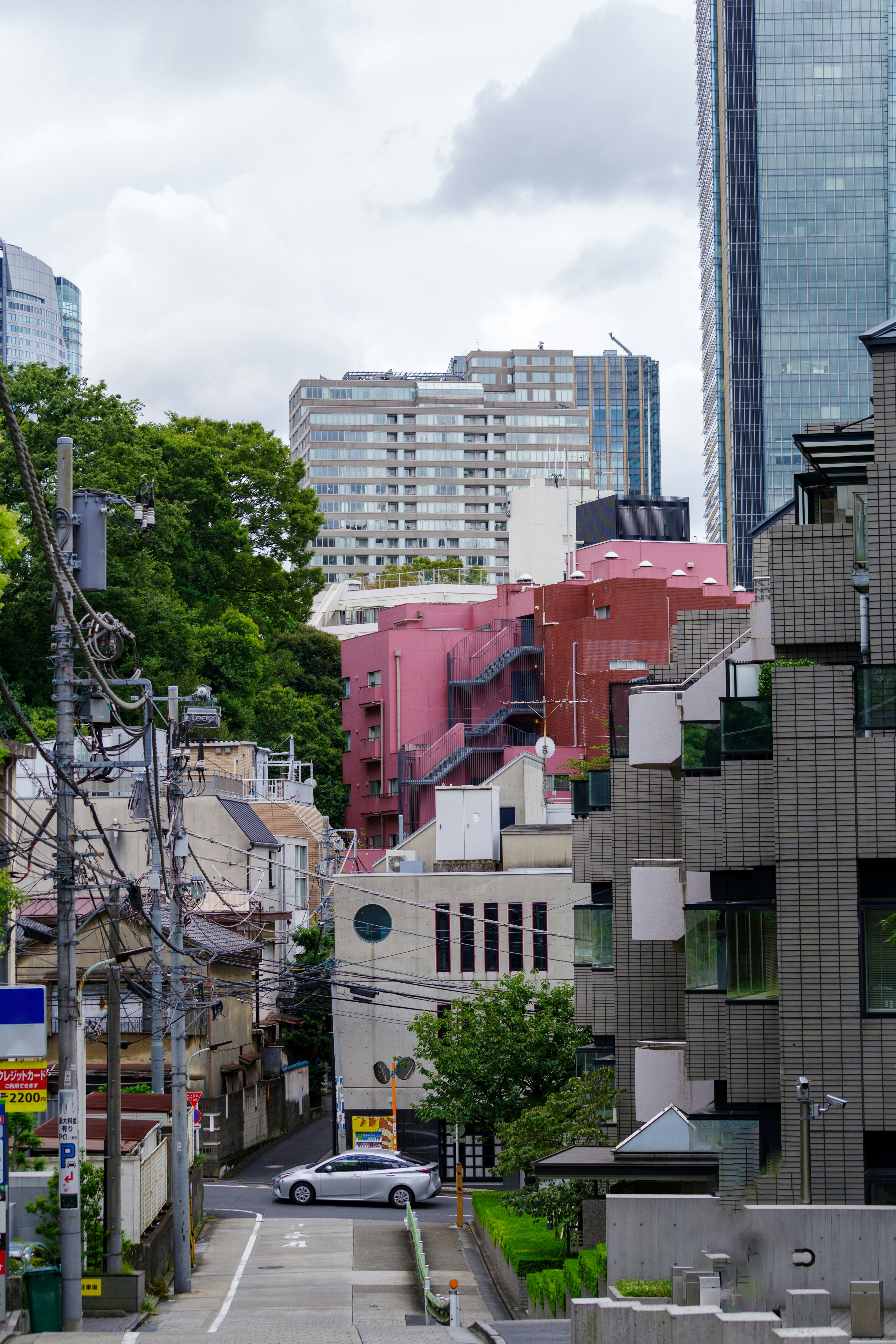 Paisaje urbano con edificios altos y estructuras coloridas