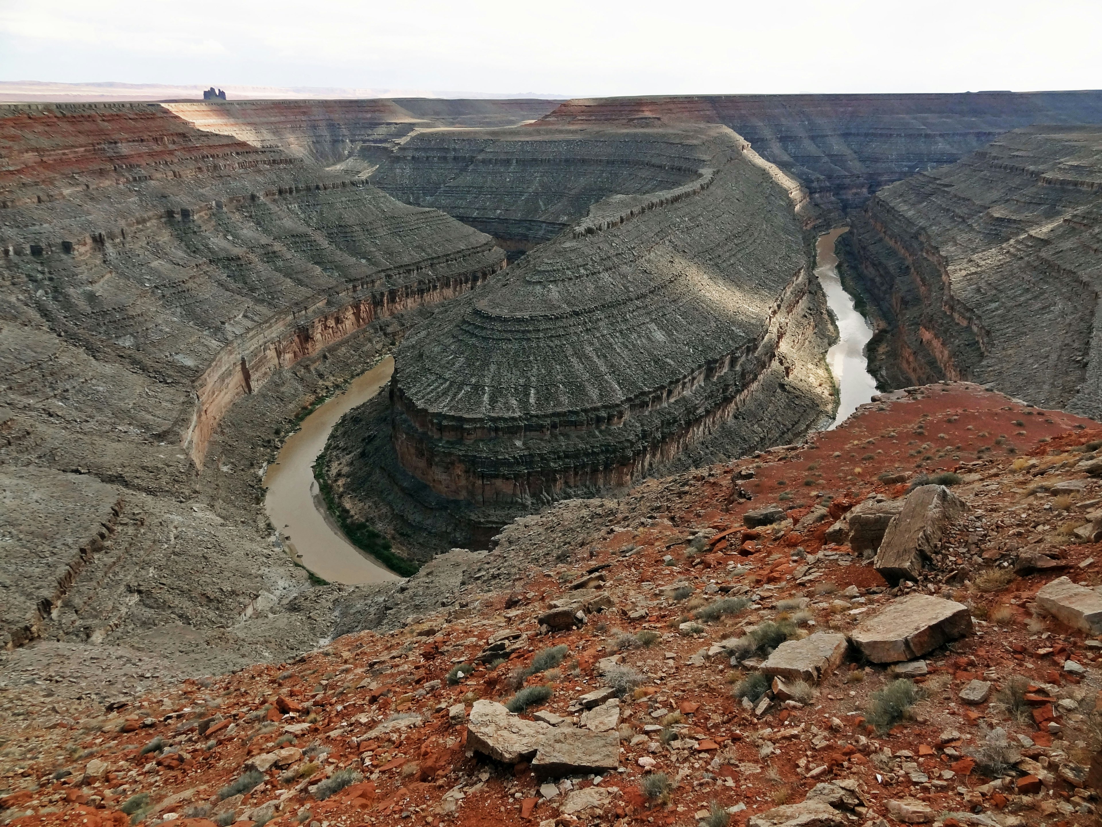 Paisaje curvado de un cañón con un río serpenteante