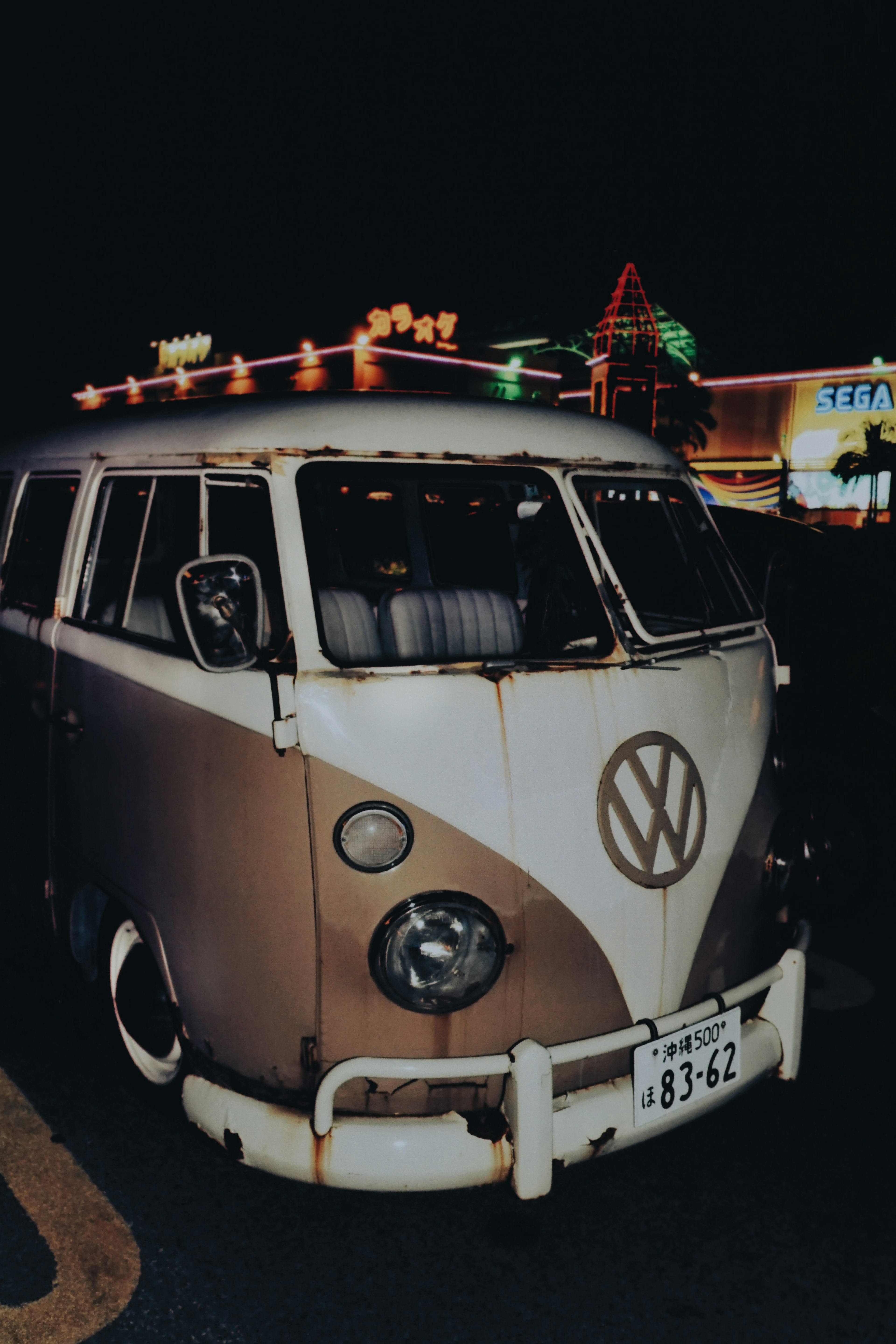 Frontansicht eines vintage Volkswagen Busses, beleuchtet bei Nacht