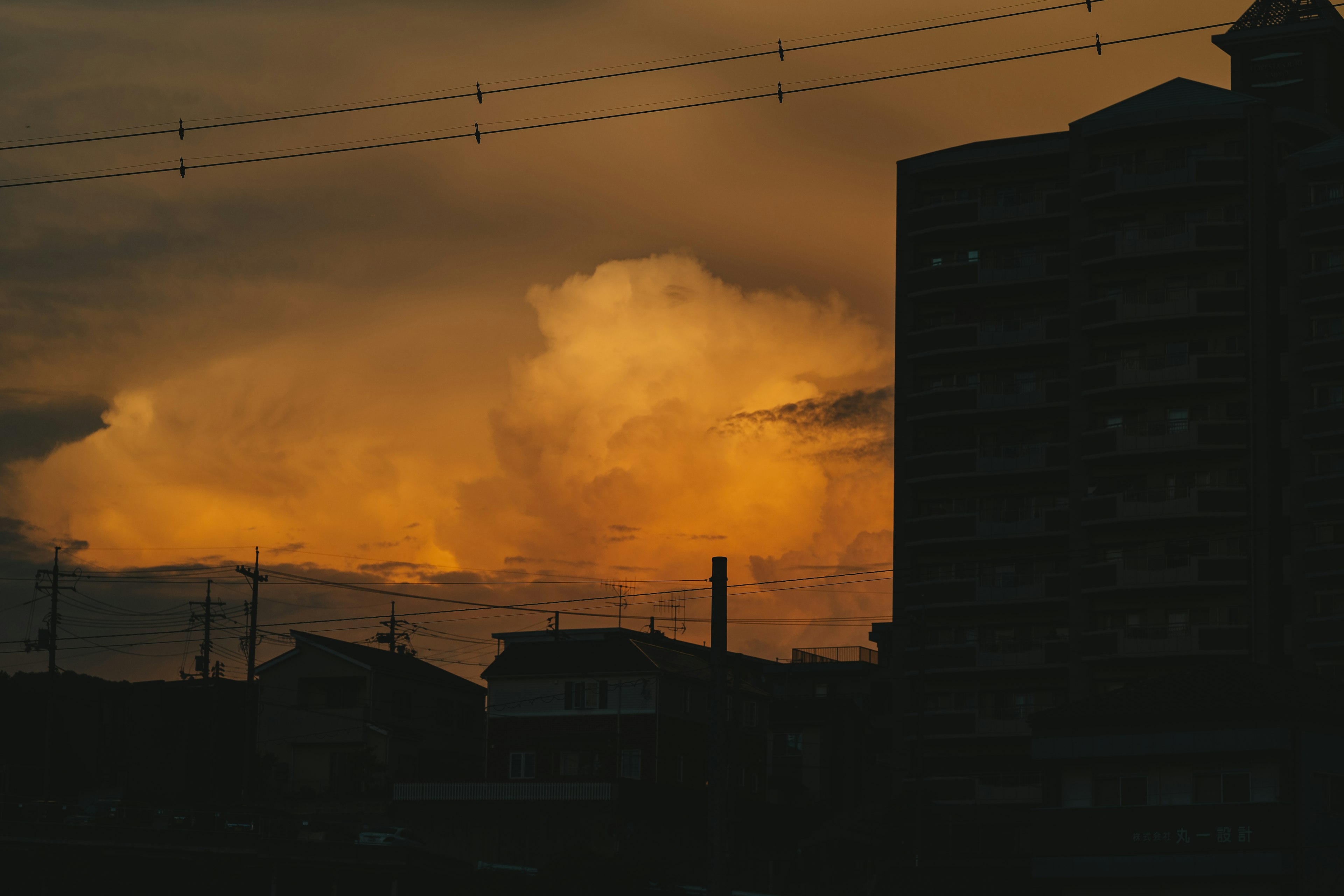 Silhouette de bâtiments contre un ciel de coucher de soleil dramatique