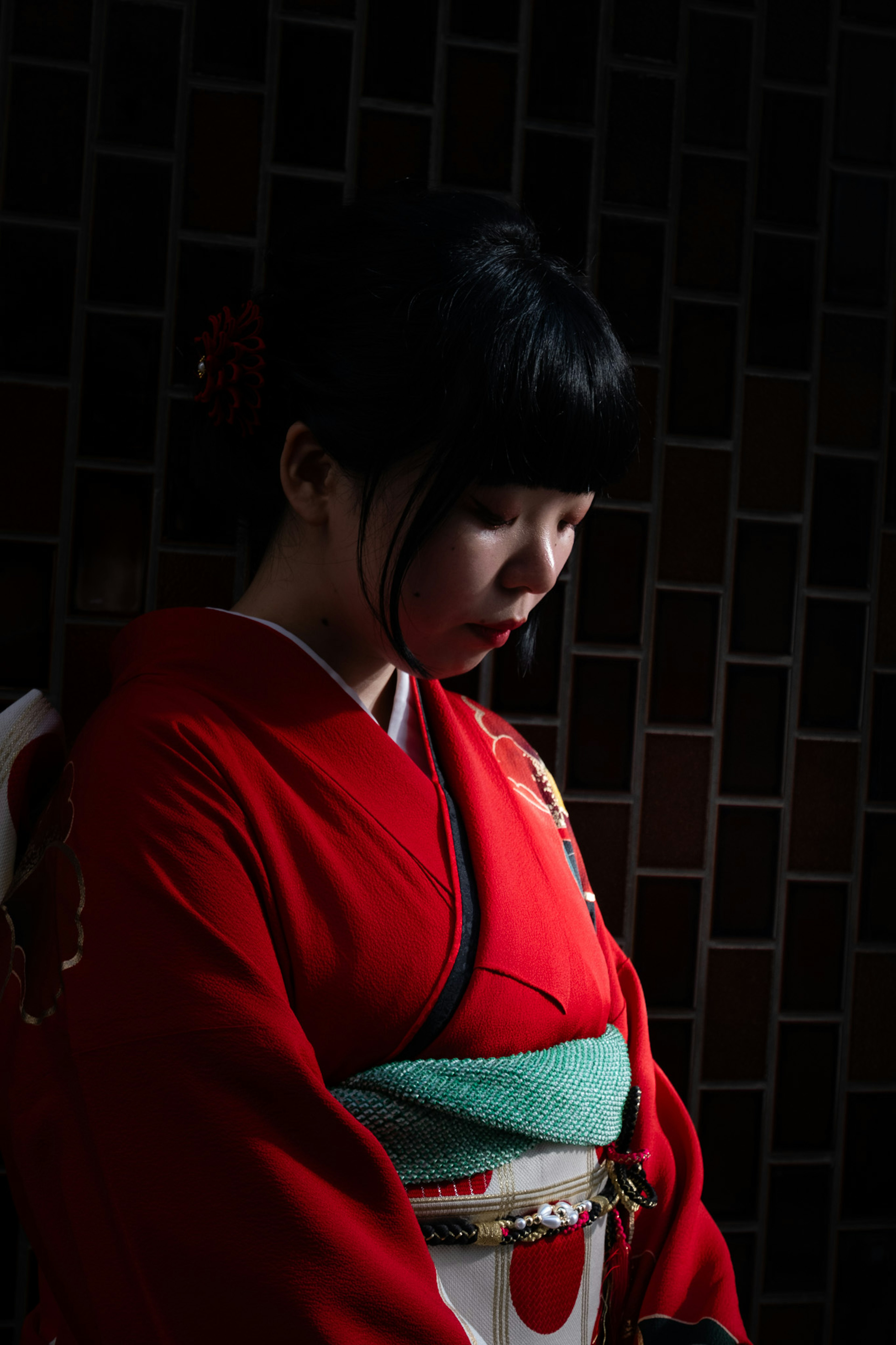 Une femme en kimono rouge se tenant tranquillement