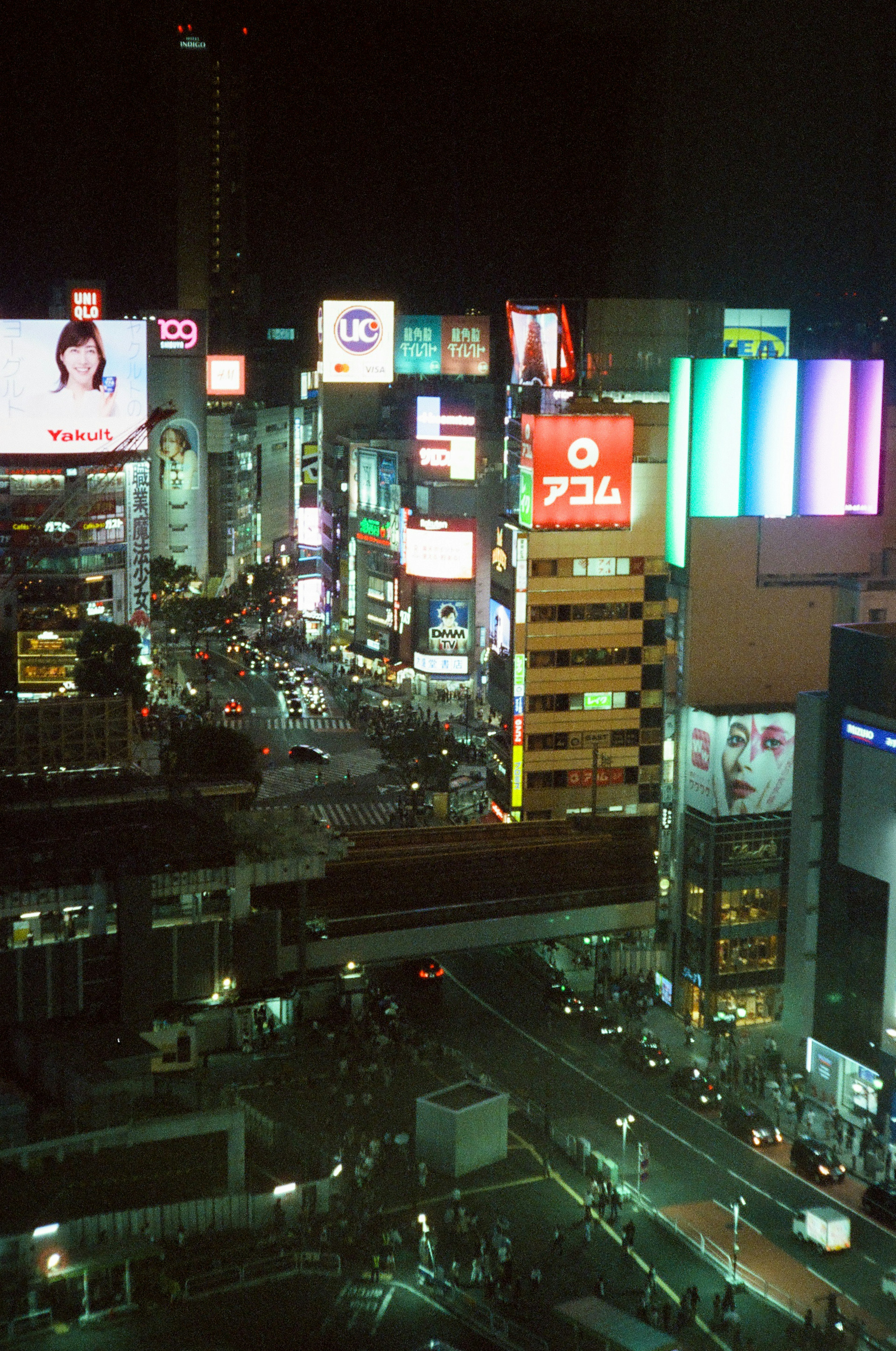 Vue nocturne de Shinjuku avec des lumières au néon vibrantes et des publicités