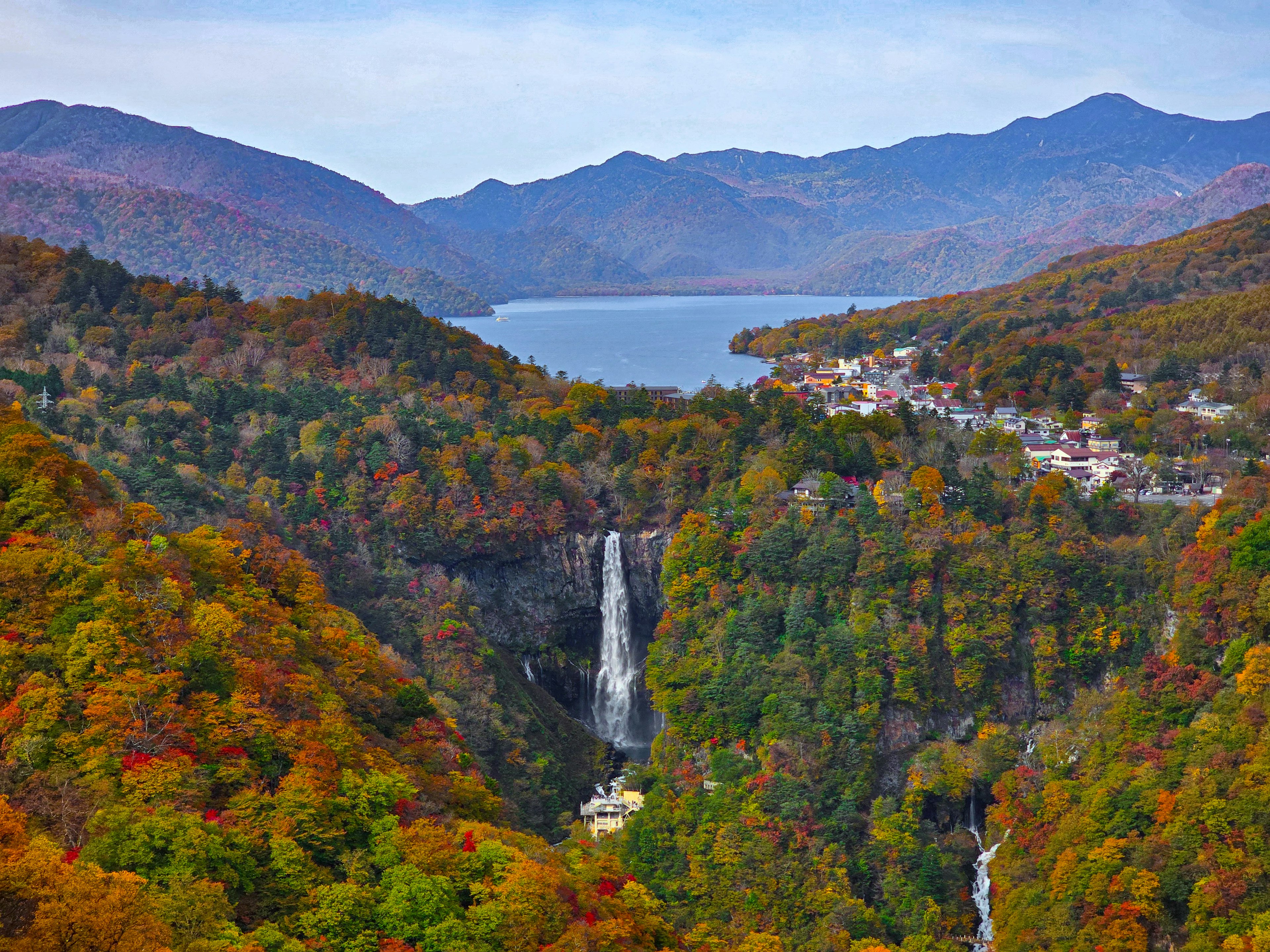 Vue pittoresque d'une cascade entourée de feuillage d'automne et d'un lac