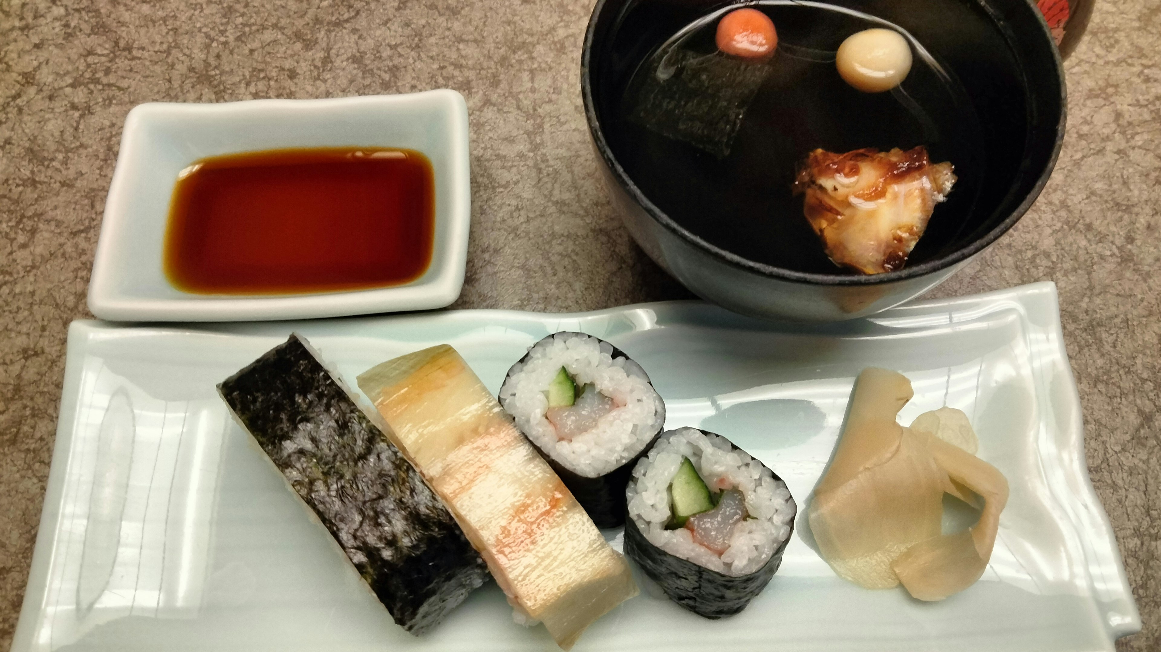 Đĩa sushi với súp miso sốt đậu nành và gừng muối