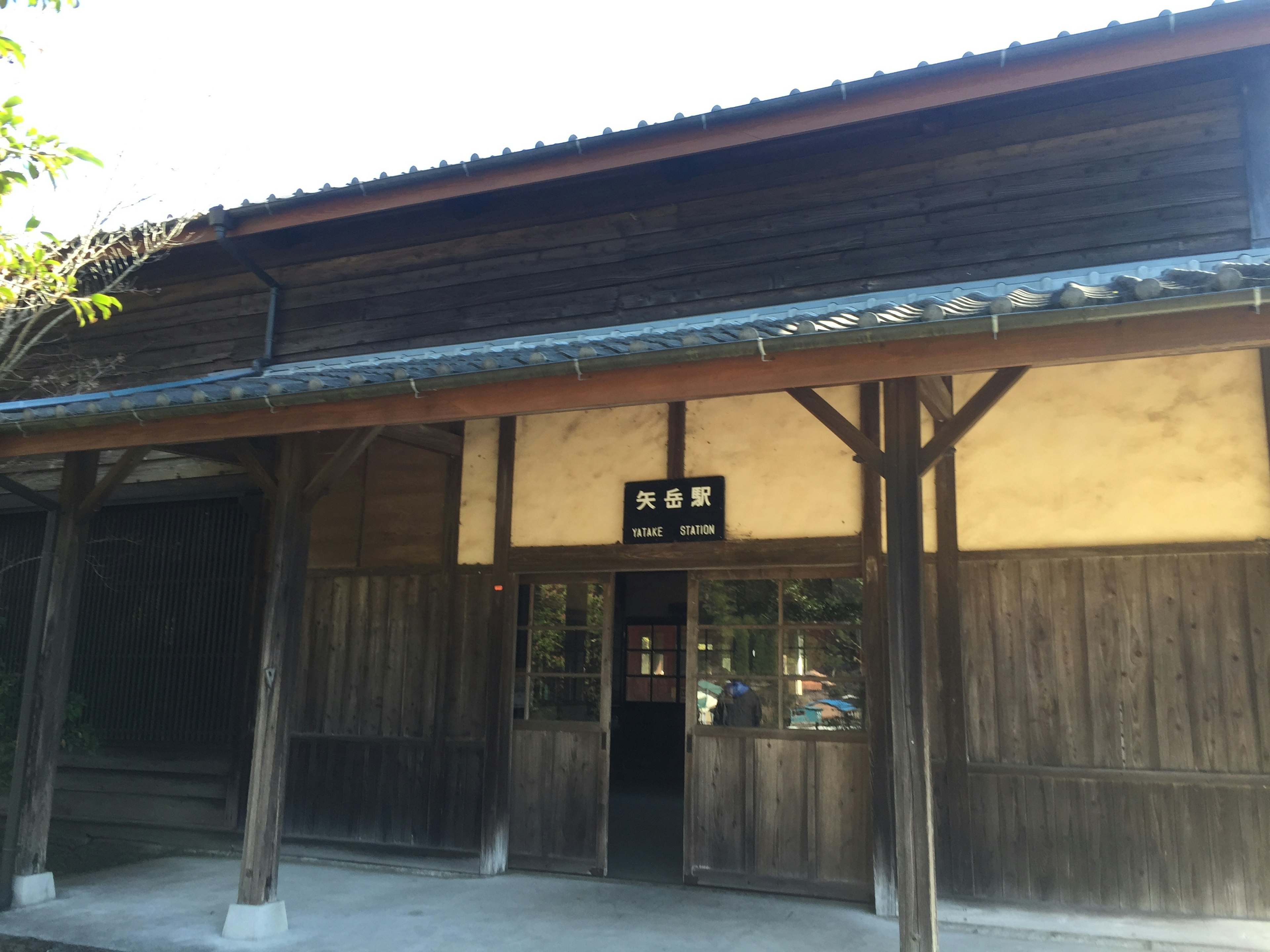 Fassade eines traditionellen japanischen Holzhauses mit einfachem Design und alter Struktur