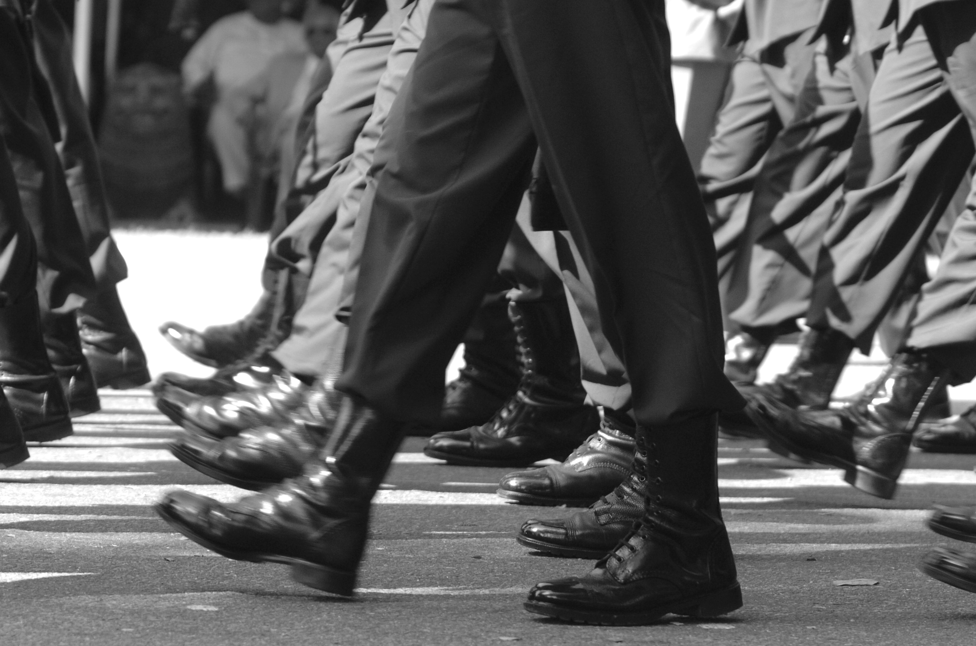 Primer plano de las botas y pantalones de soldados marchando