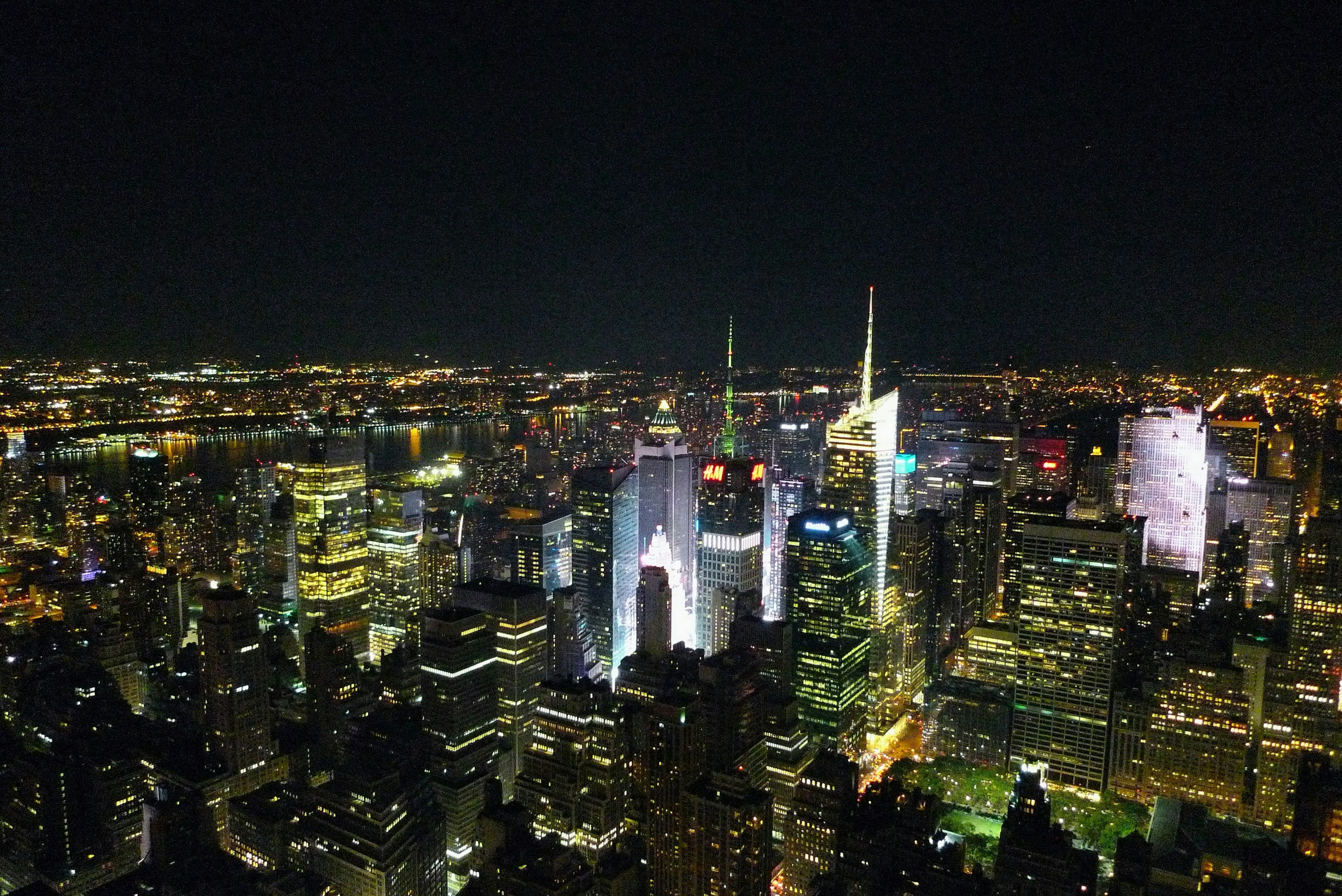 夜のニューヨーク市の高層ビル群が輝く美しい景色