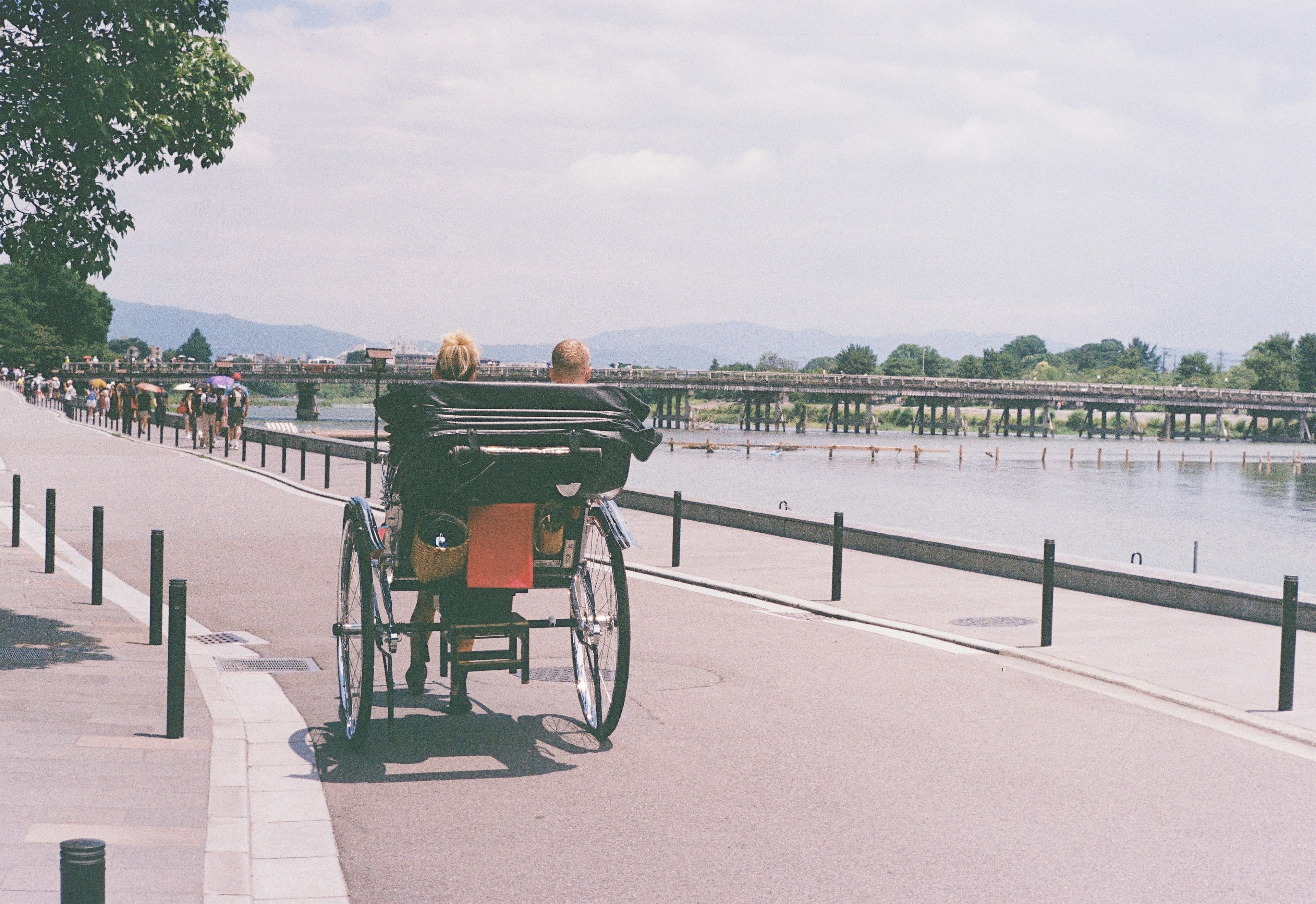 Rickshaw sur une promenade au bord de la rivière avec des paysages pittoresques