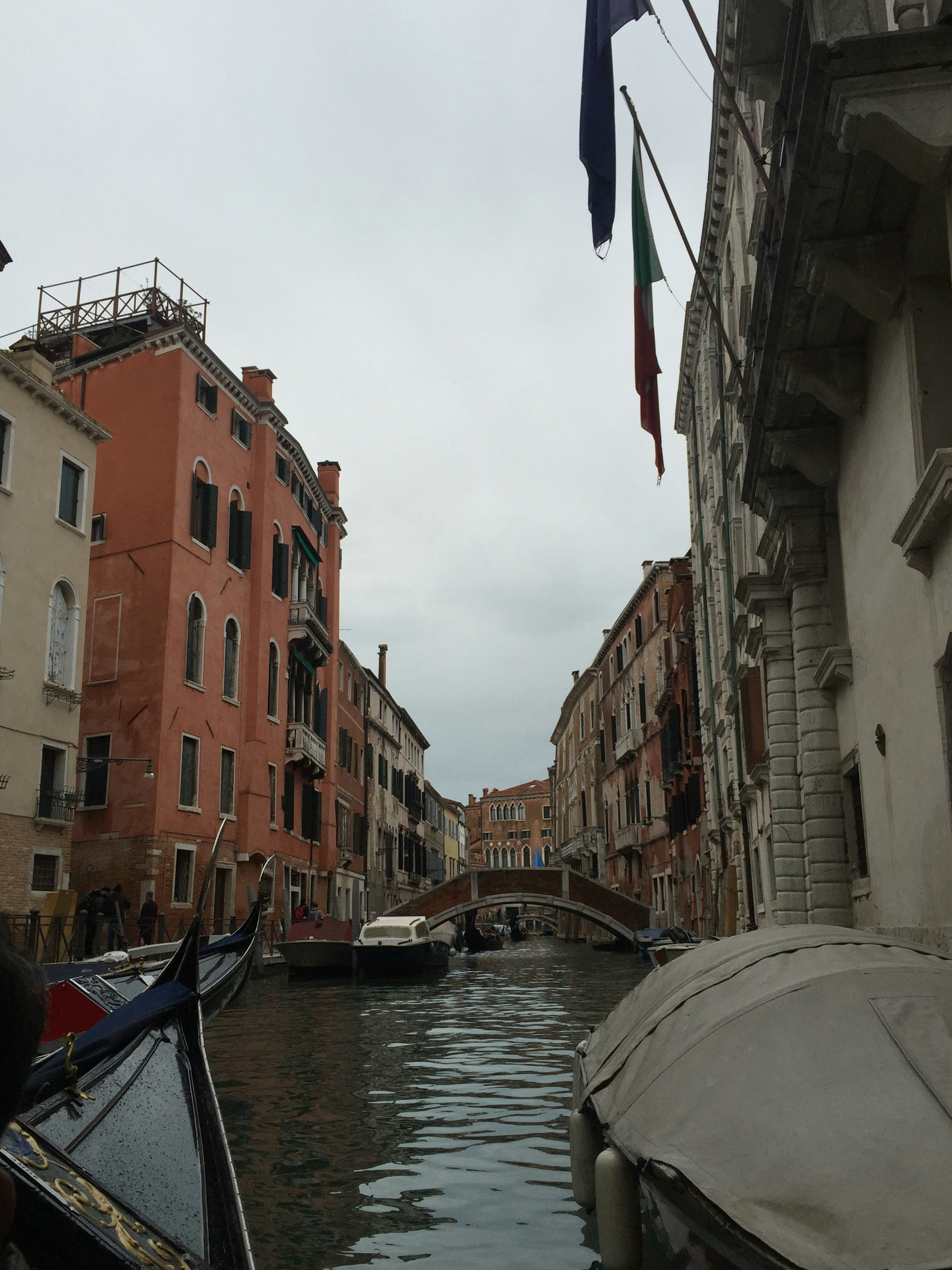 Vista di un canale a Venezia con edifici colorati e barche