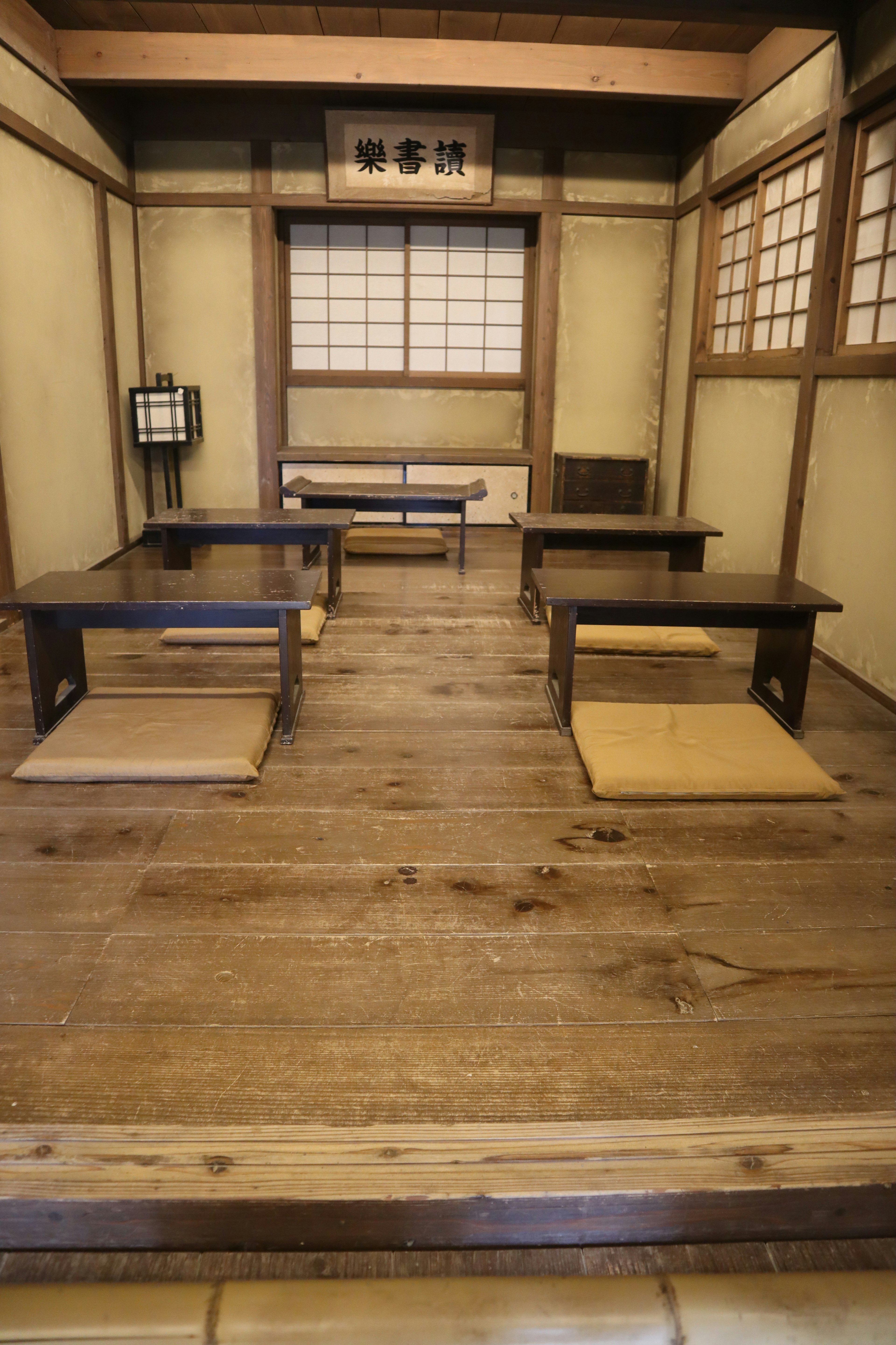 Interior ruangan tradisional Jepang dengan meja kayu dan tatami