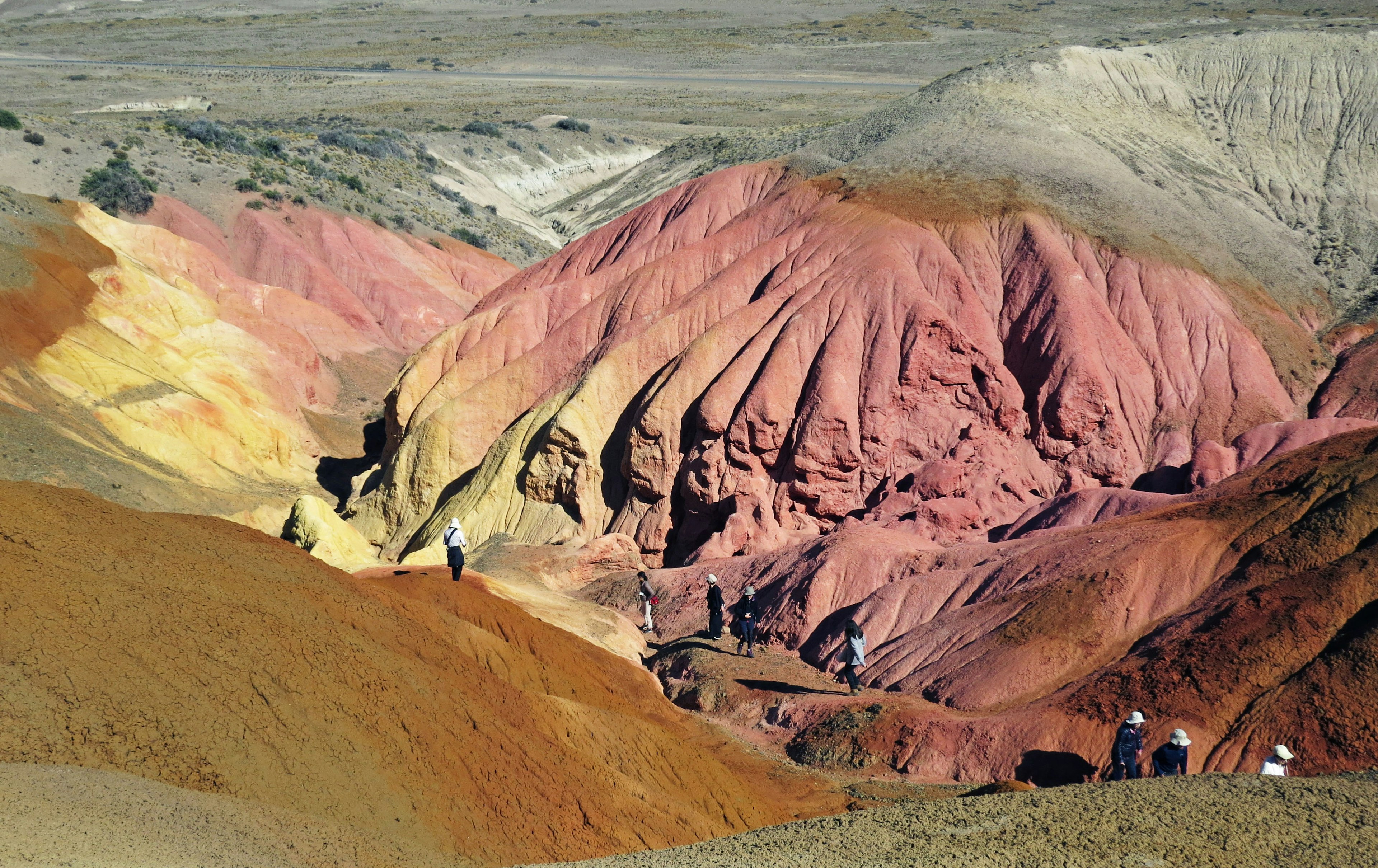 Montañas de colores estratificados con visitantes