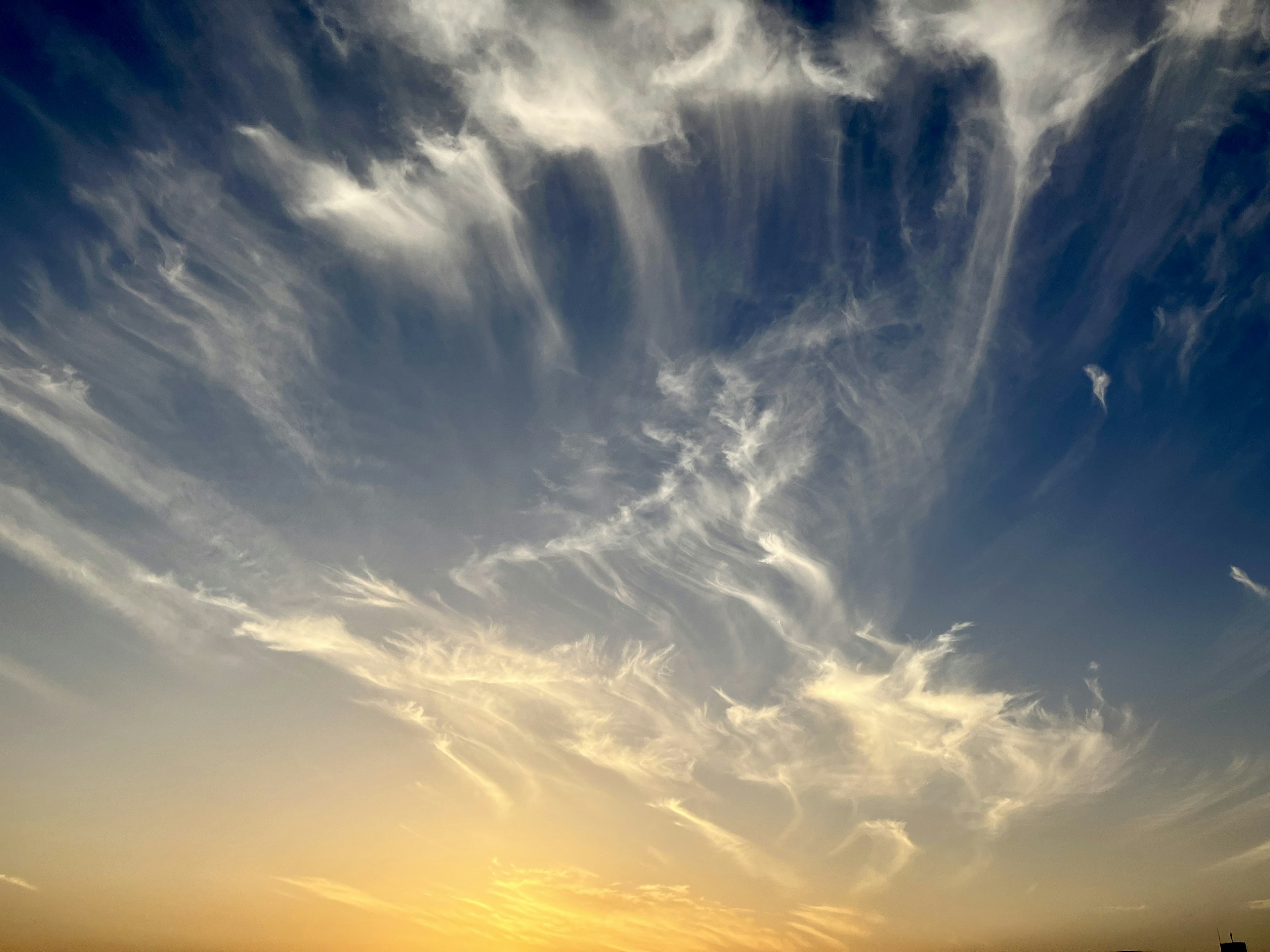 Bellissimi motivi di nuvole in un cielo blu