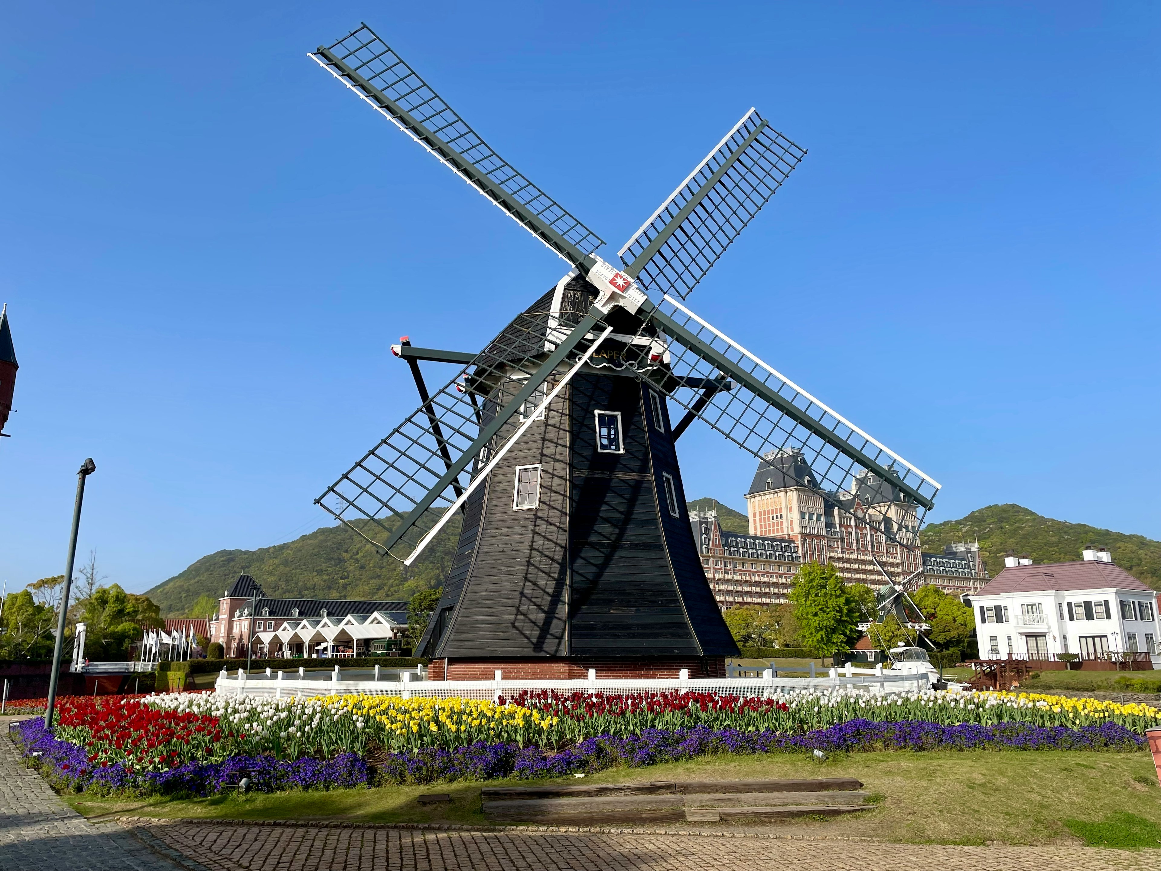 Landschaft mit einer Windmühle umgeben von bunten Blumen