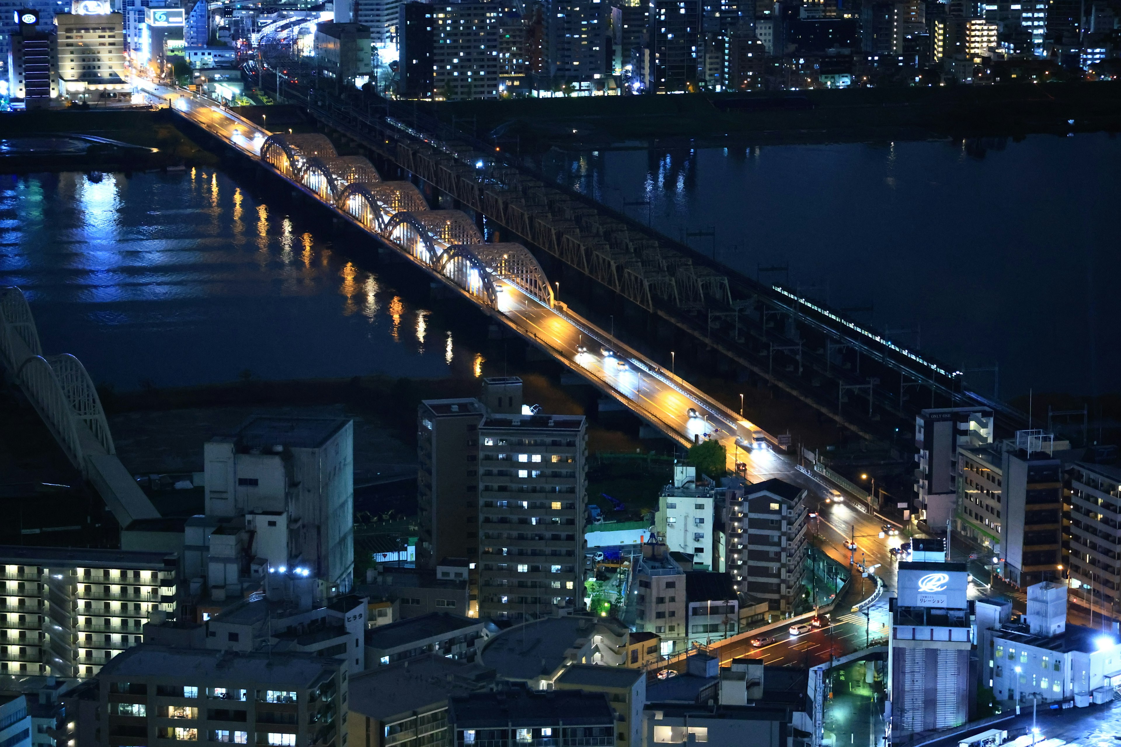 Vista notturna di un paesaggio urbano con un ponte illuminato