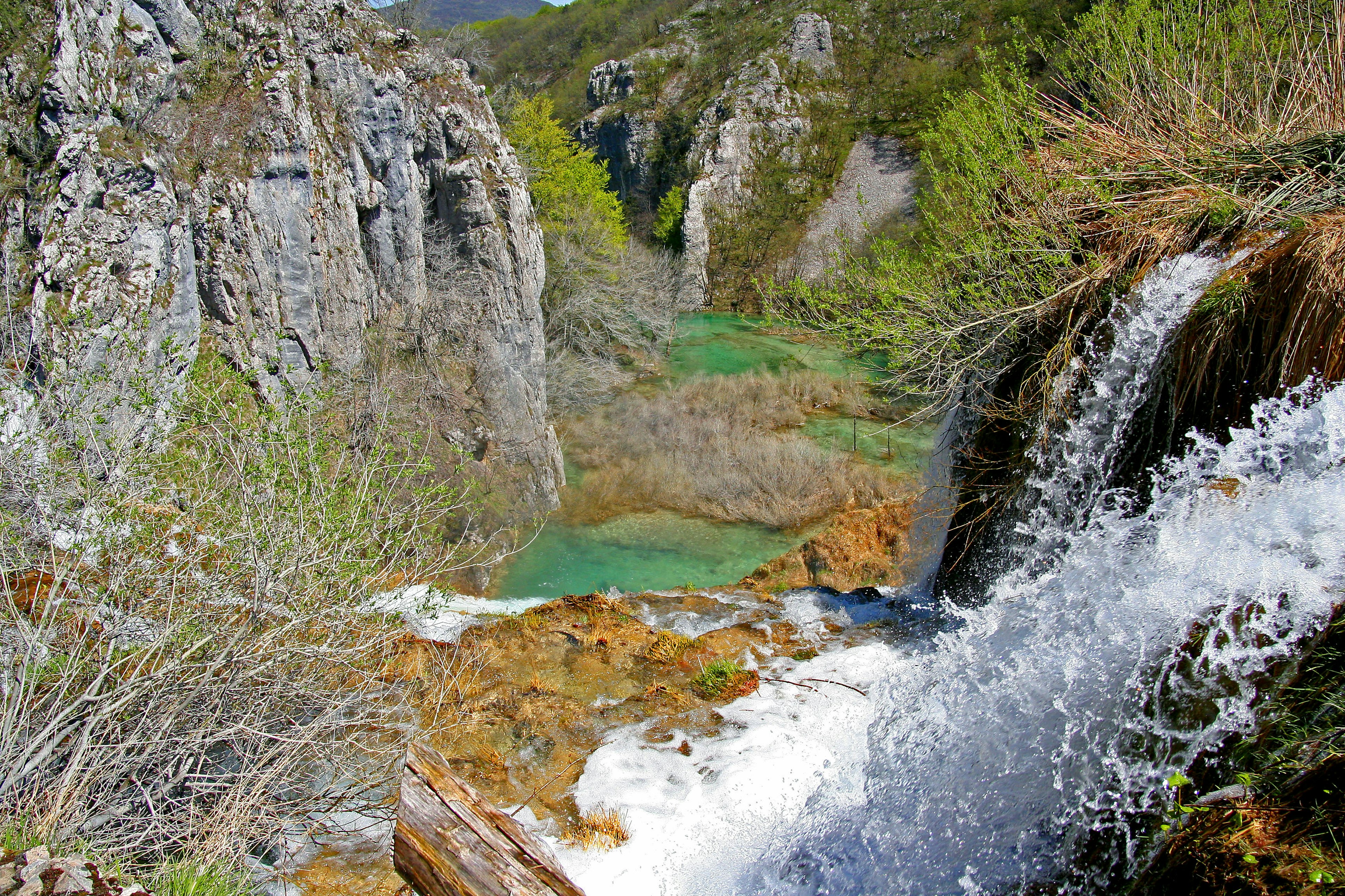 Cascada que cae en un valle verde