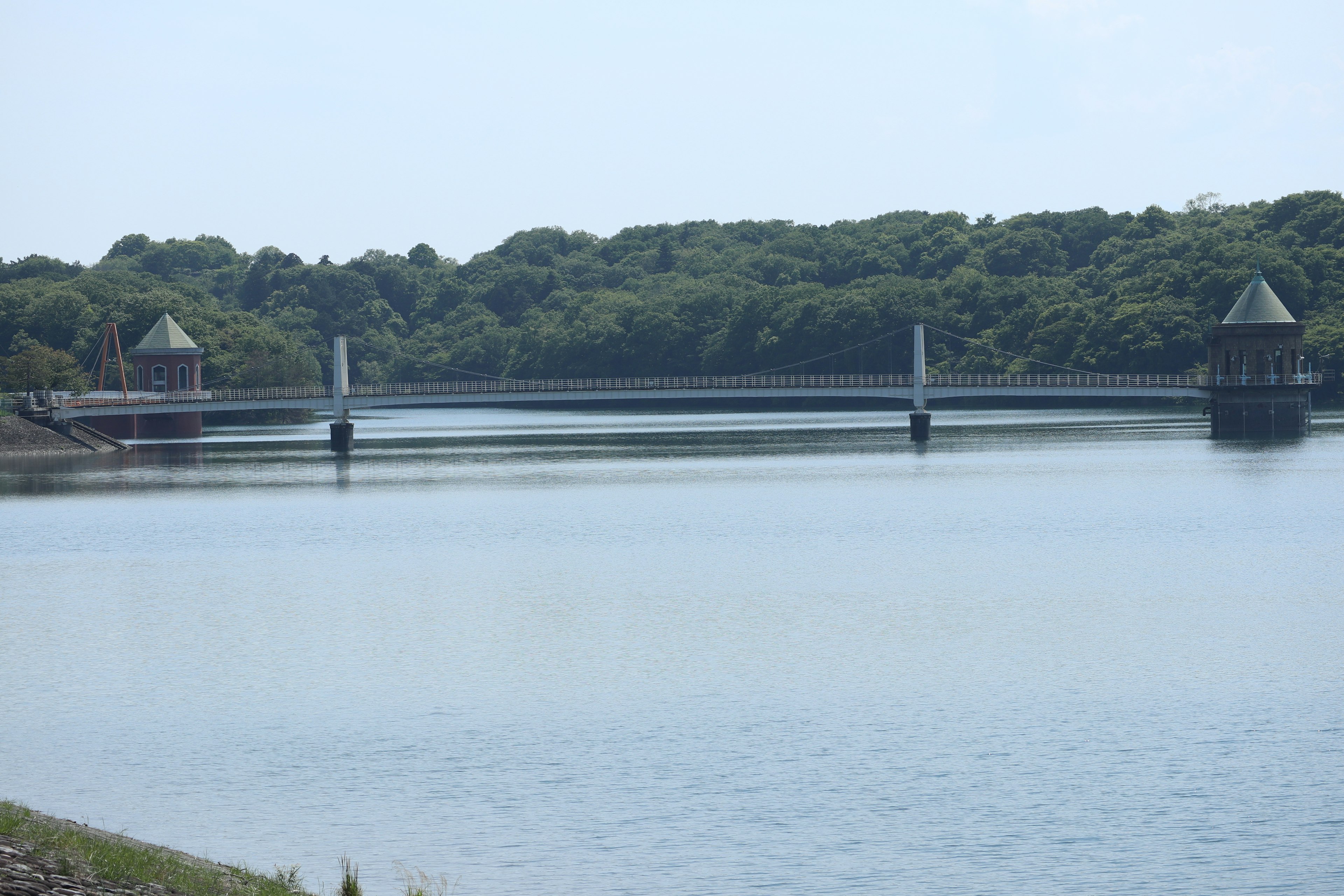 วิวทะเลสาบที่เงียบสงบมีสะพานและหอ