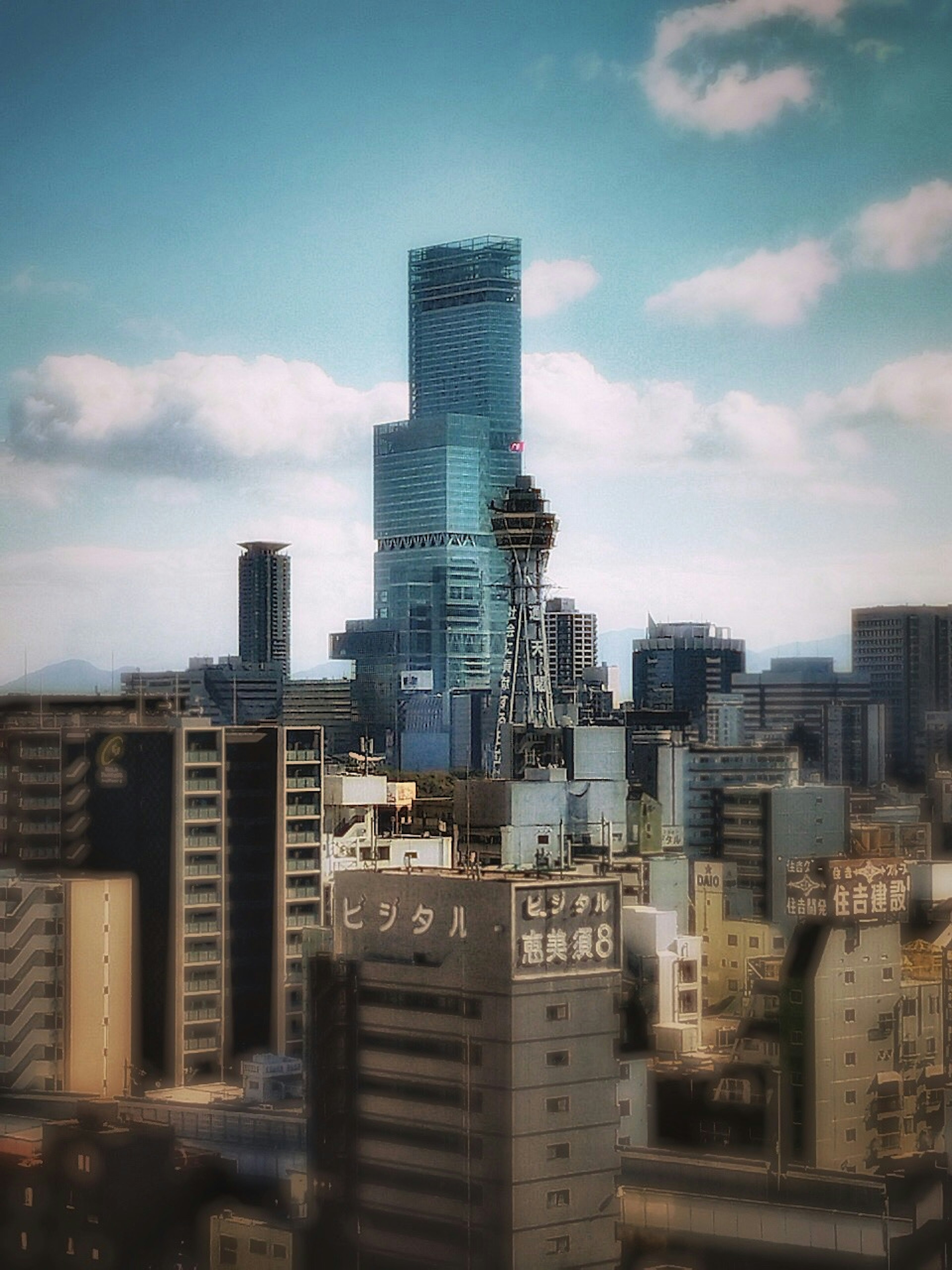 Paysage urbain d'Osaka avec des gratte-ciel et une architecture urbaine