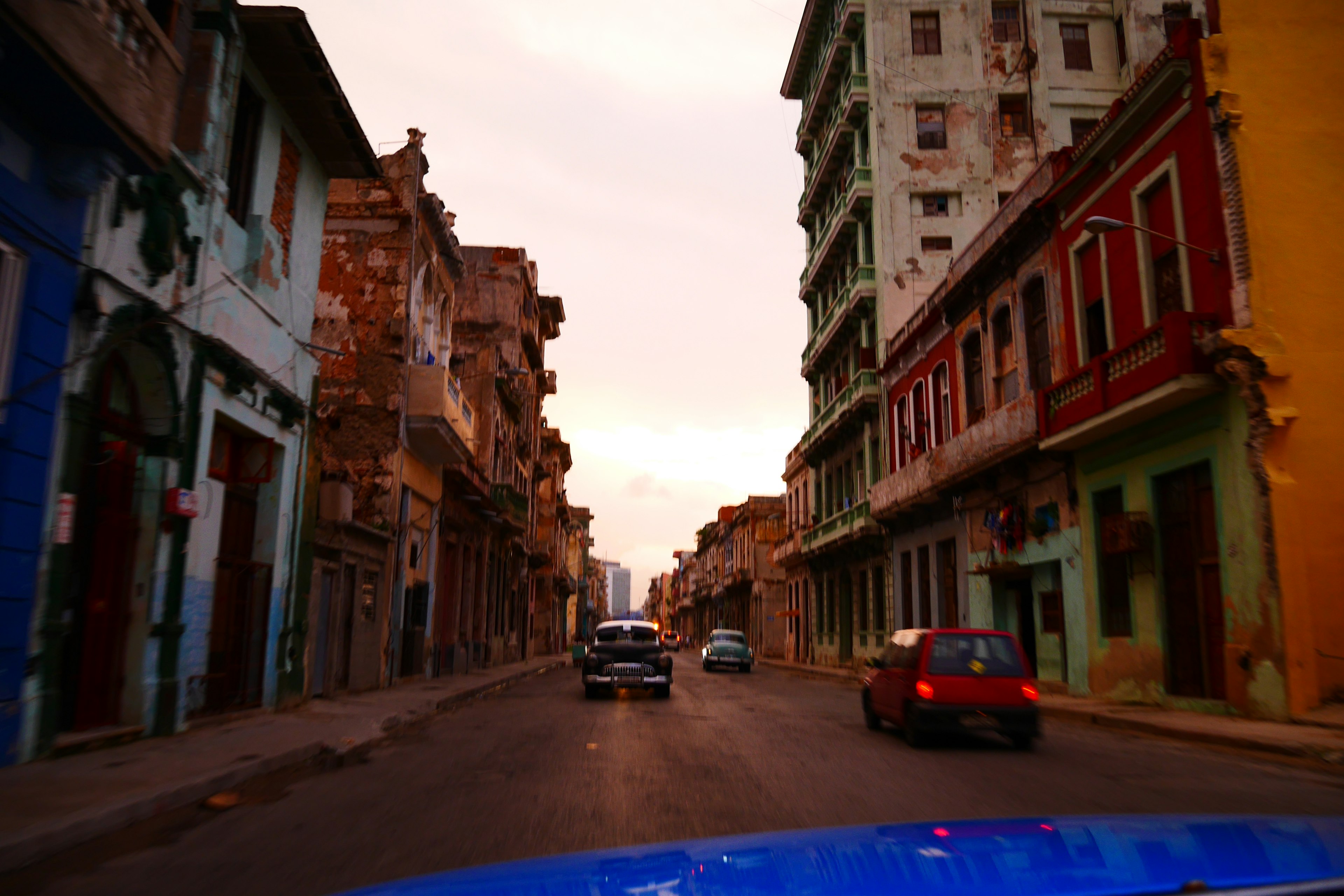 Vue d'une rue de La Havane au coucher du soleil depuis l'intérieur d'une voiture