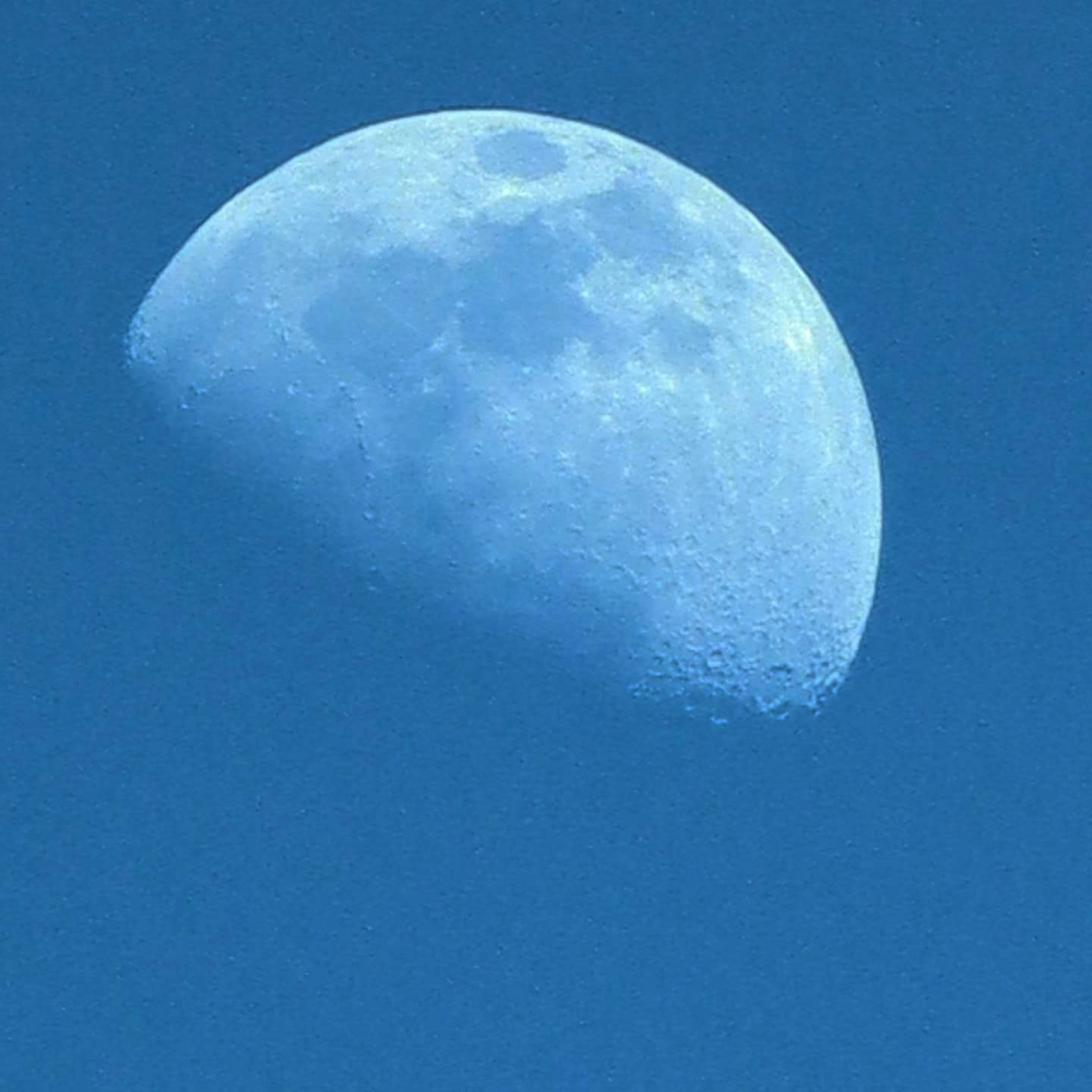 Bulan sabit terperinci di langit biru yang cerah