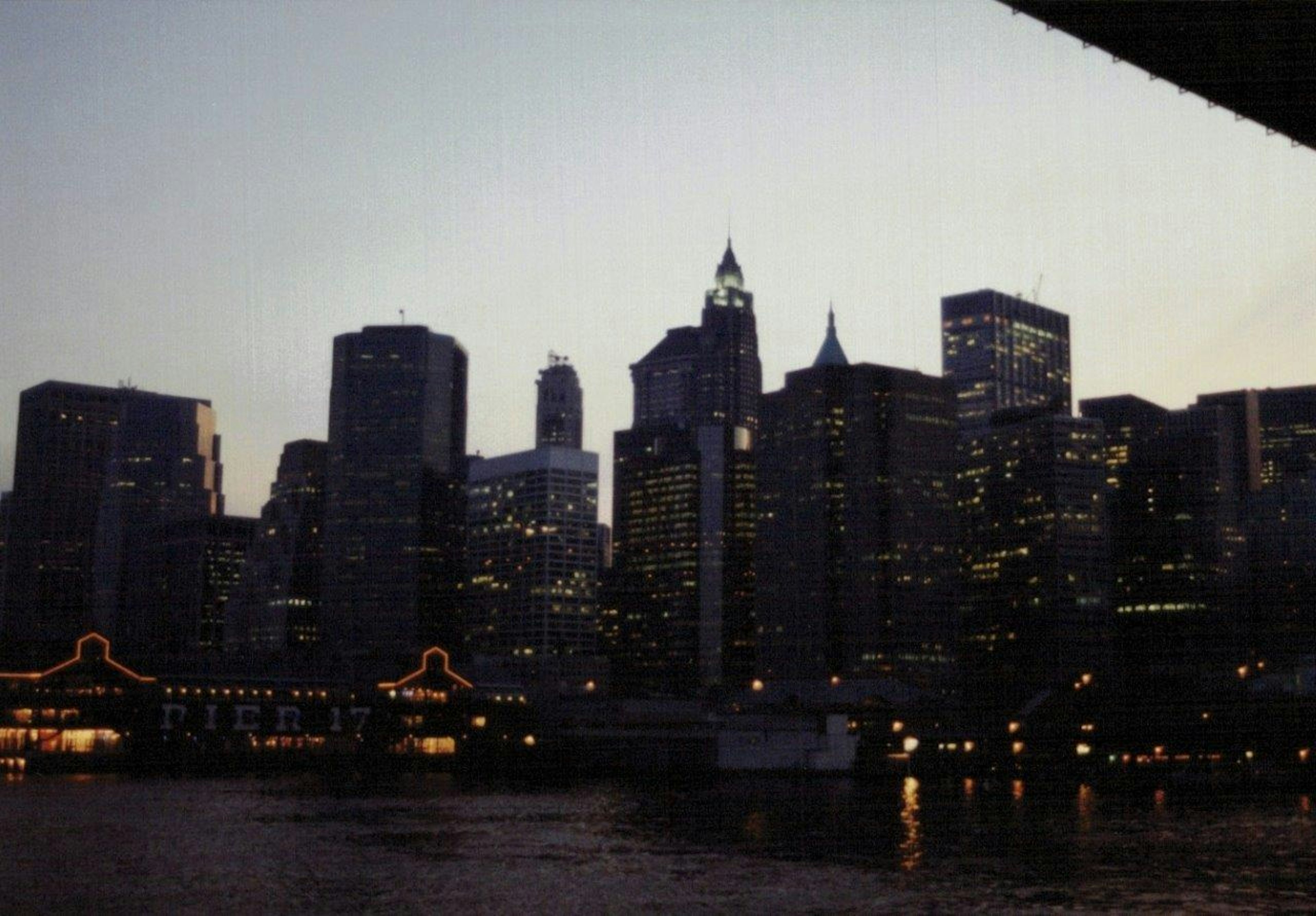 New Yorker Skyline bei Dämmerung beleuchtet