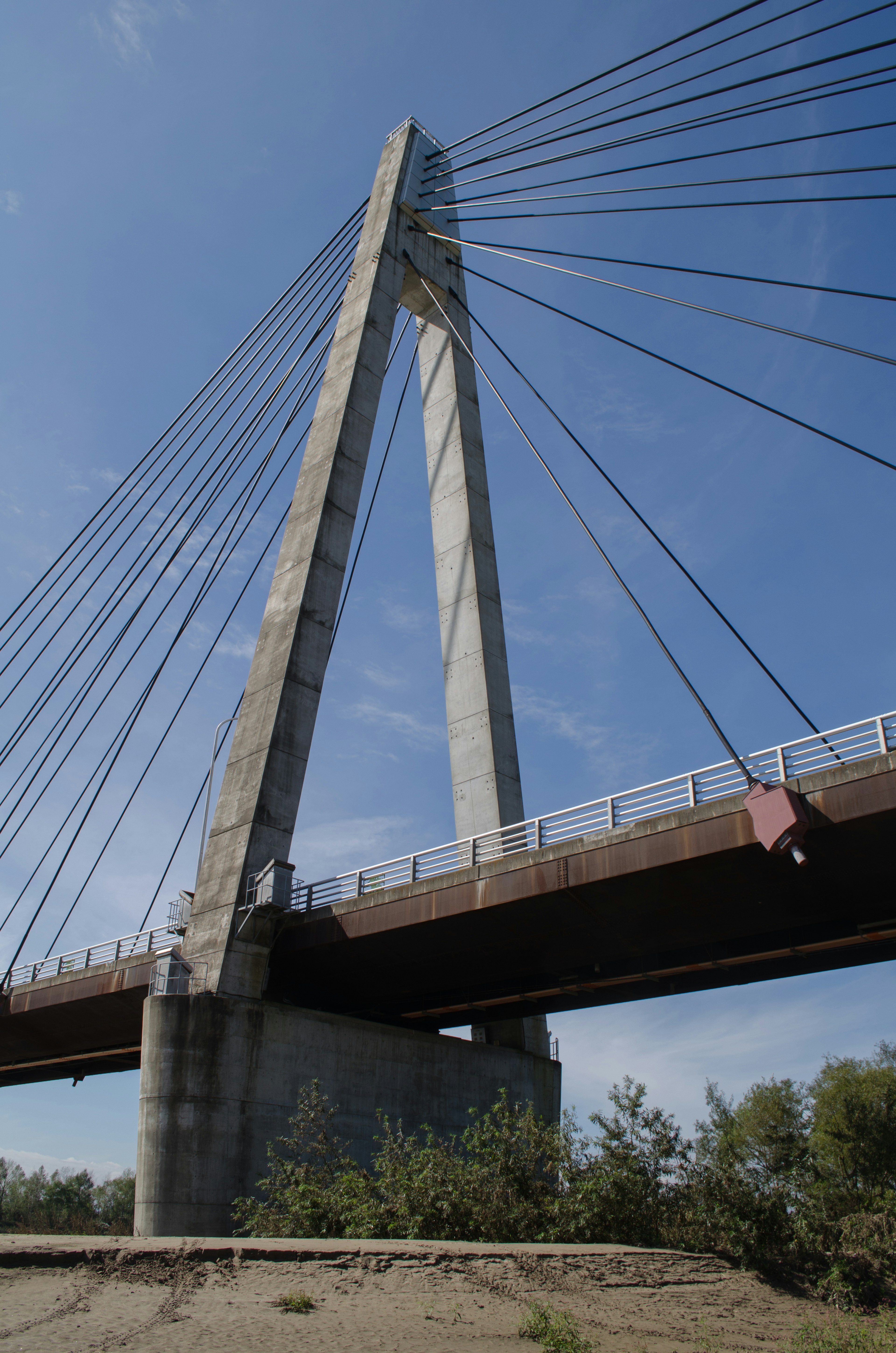 Eine große Hängebrücke mit auffälligen Stützpfeilern und Kabeln