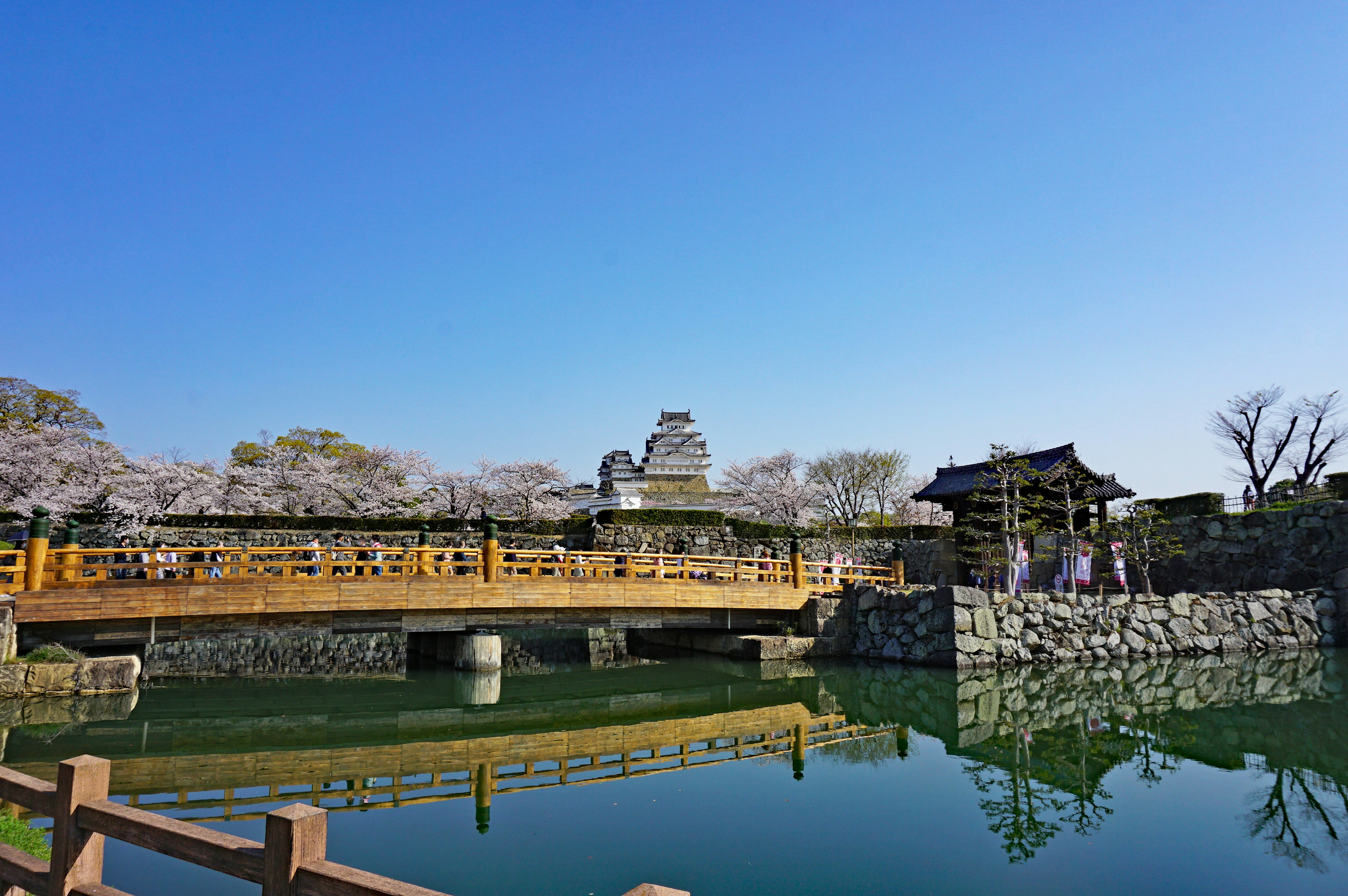 晴朗藍天下的橋和城堡風景