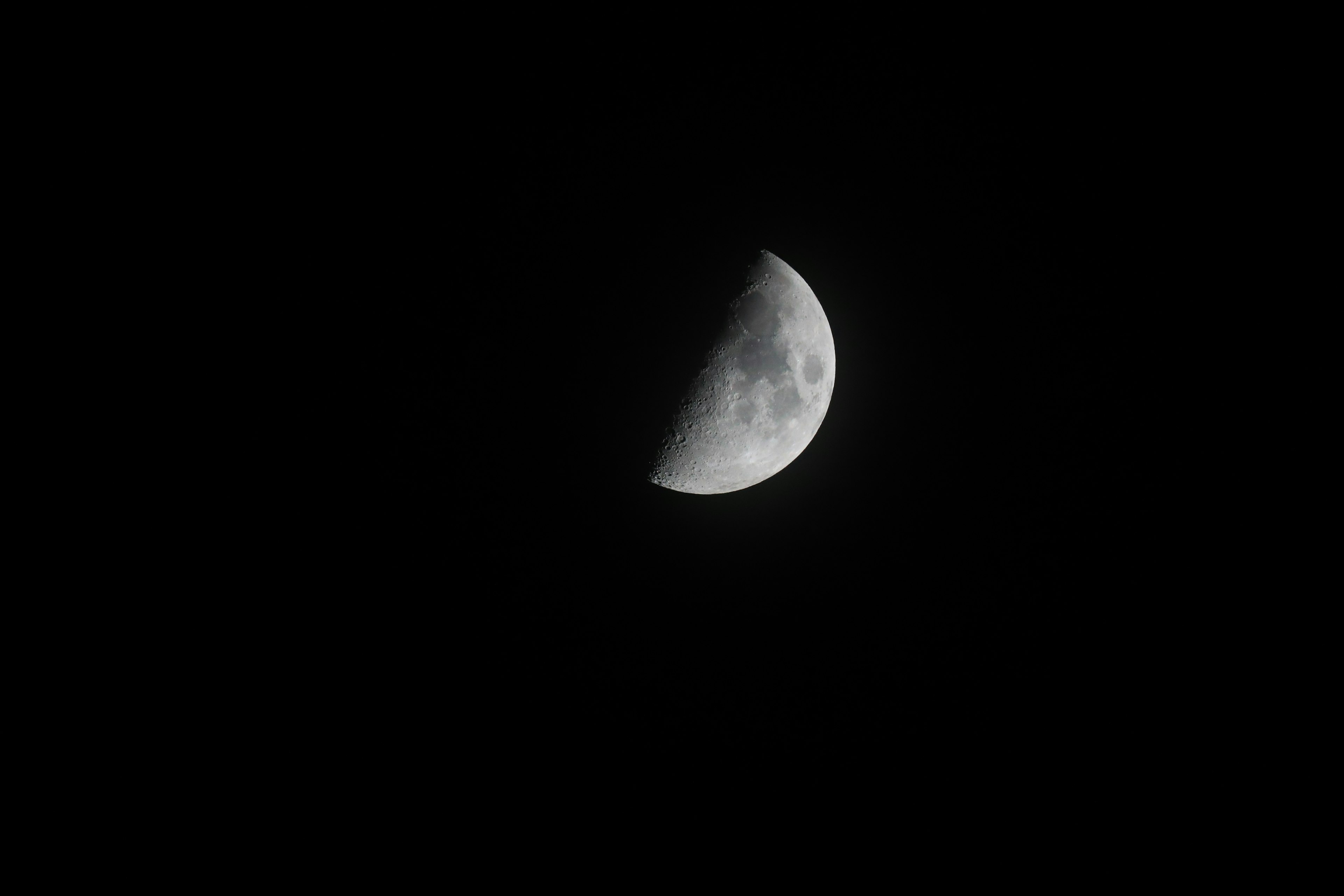 半月の詳細が見える夜空の中の月