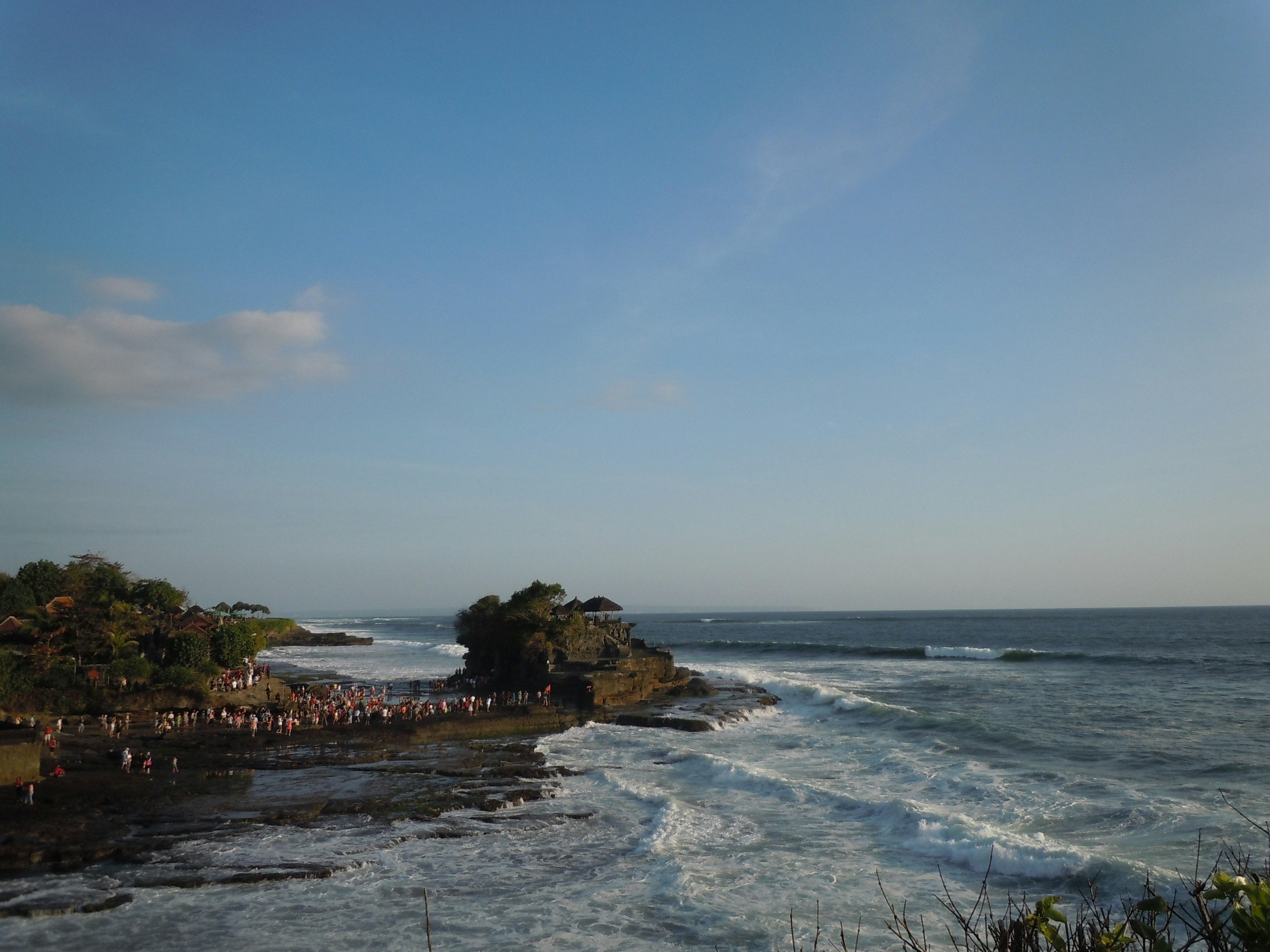 Garis pantai yang indah dengan ombak dan langit biru